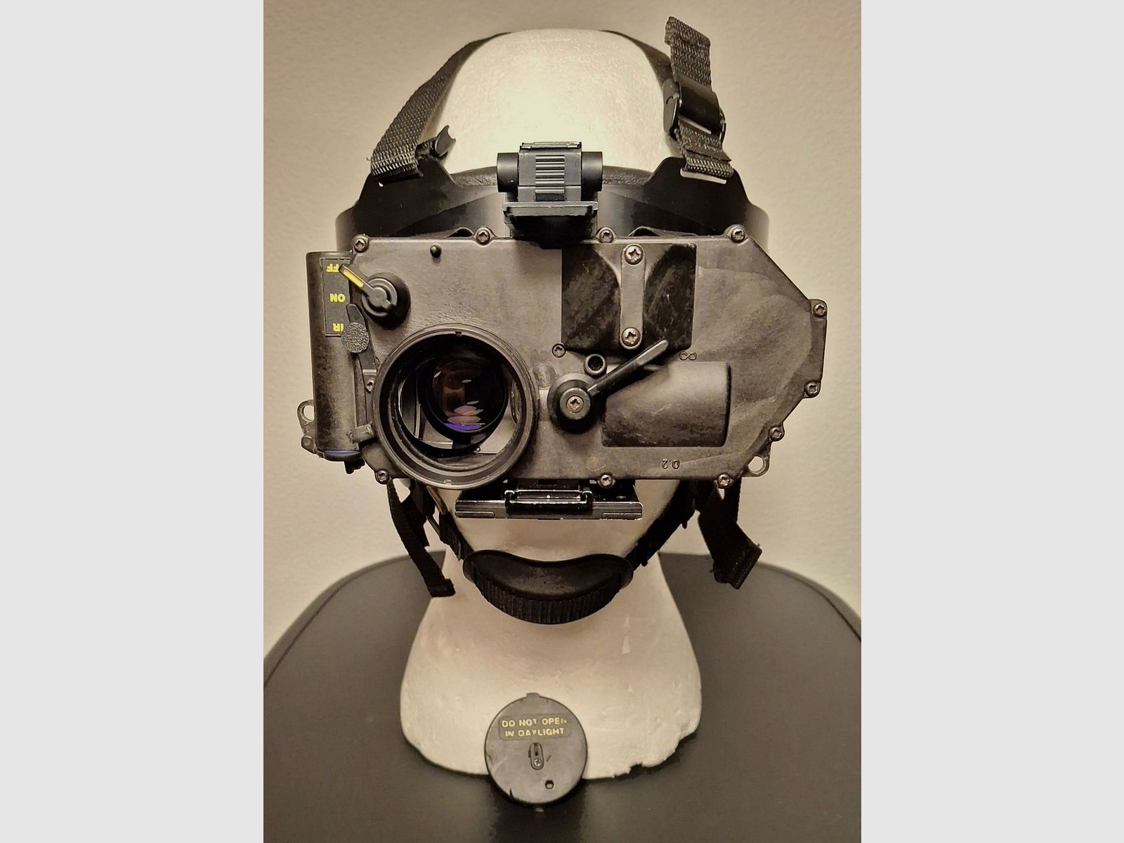 Night vision device residual light amplifier with helmet mount and carrying cap, so for wearing without a helmet