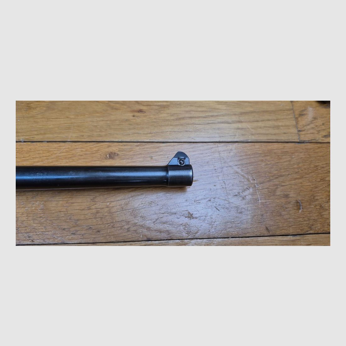 Sehr schöner Luger Artillerie P08 – Lauf 8 Zoll (20 cm !) – Seltene Waffe von 1914 aus der Fabrik von Erfurt (nur 25.000 Exemplare!) – Vollständig monomatrikulierend (außer das Magazin, das ist aus der Zeit) – Kal. 9×19 – Verstellbare Visierung des ersten Typs – Ästhetischer Zustand Premium – Guter Lauf – Originalbrünierung zu 95% – Sehr schöne Mechanik – TBE, Bild 30 von 30
