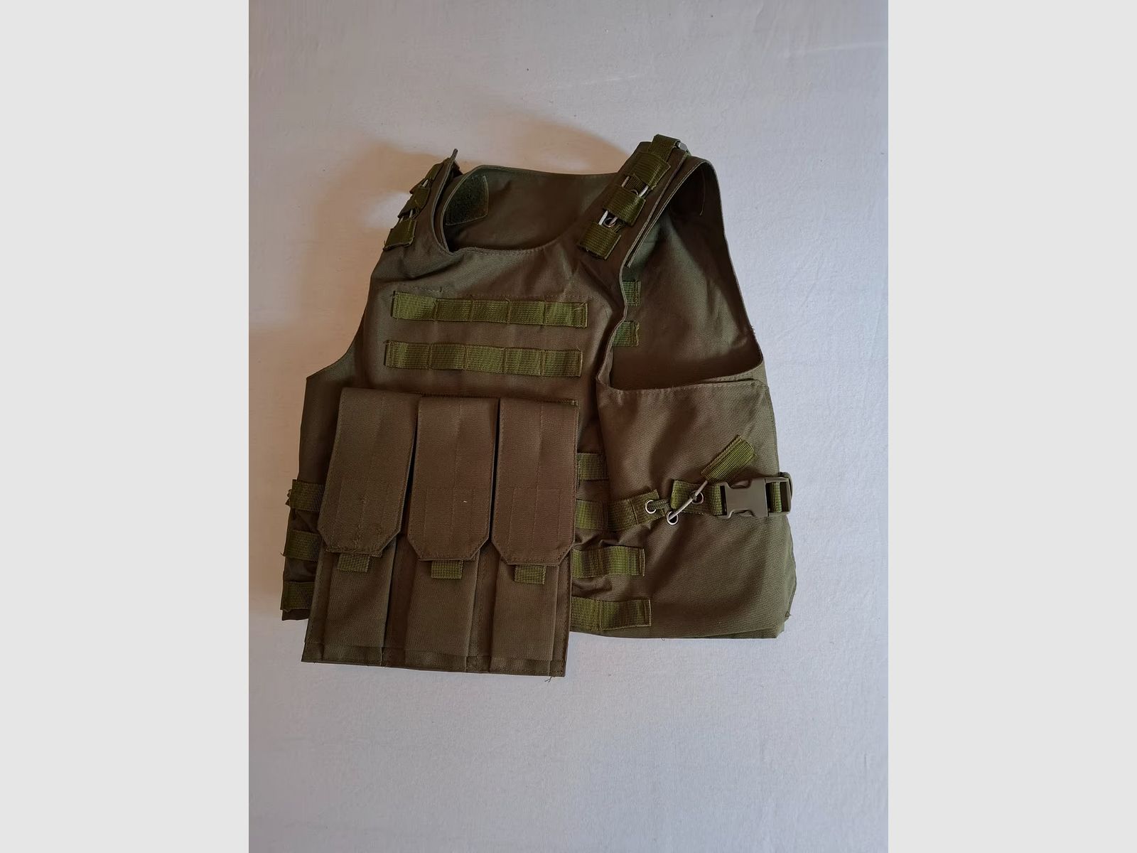 Olivgrüne Schutzweste für den Airsoftgebrauch