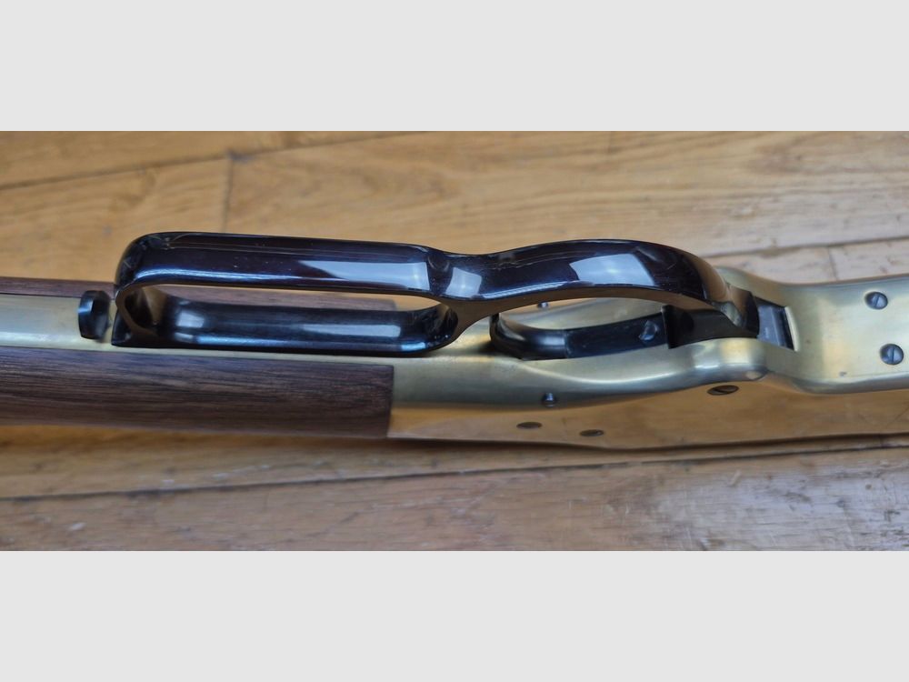 Wunderschöne und seltene Winchester Repetierbüchse Modell 1866 – Eine „Yellow Boy“ in einer wenig verbreiteten Miroku-Fertigung aus Japan – Seltenes Kal. .38 SP/38 Spezial – Gehäuse aus Bronze/Messing wie die Originale – 10 Schuss – Mechanik und Holz in neuwertigem oder nahezu neuwertigem Zustand – Moderne Ausnahmewaffe und seltenes Stück – TBE+++, Bild 28 von 51