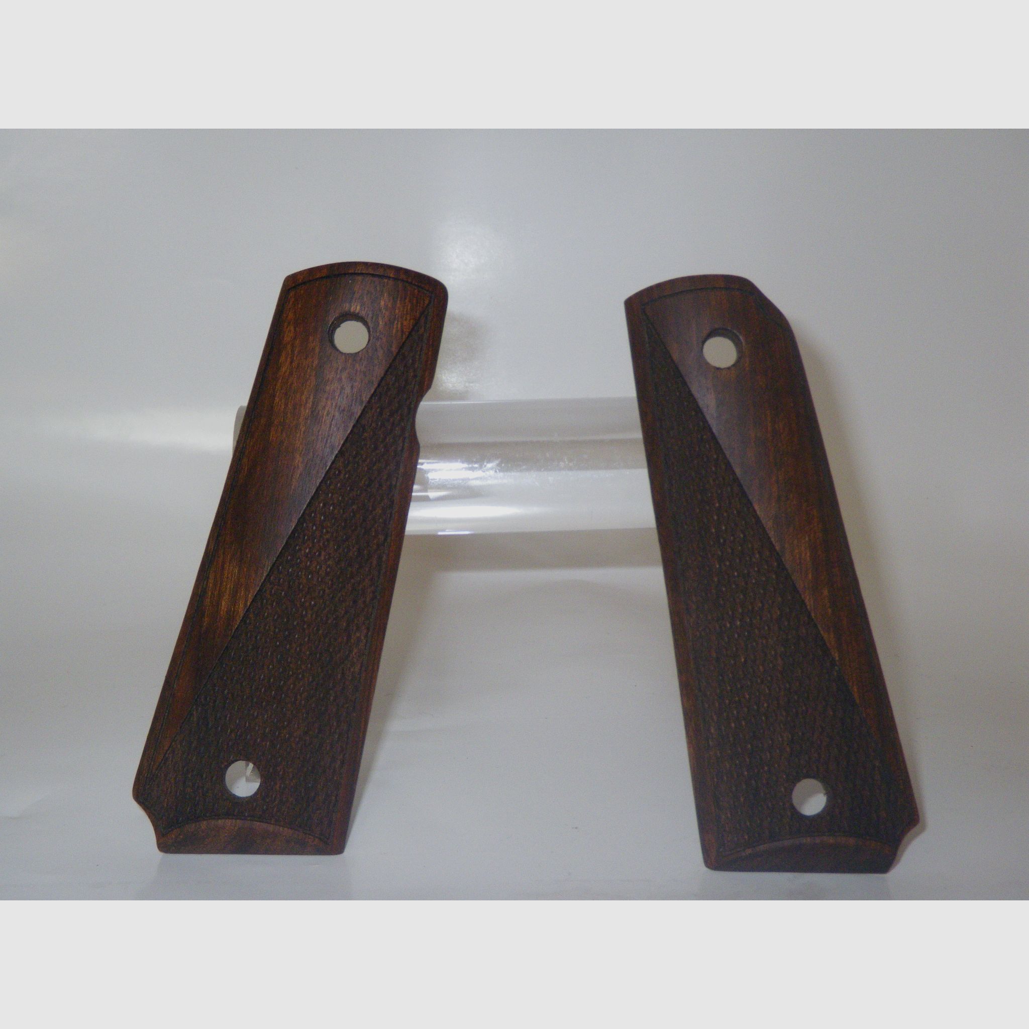Halbgeriffelte Holzgriffschalen für Colt 1911 Pistole