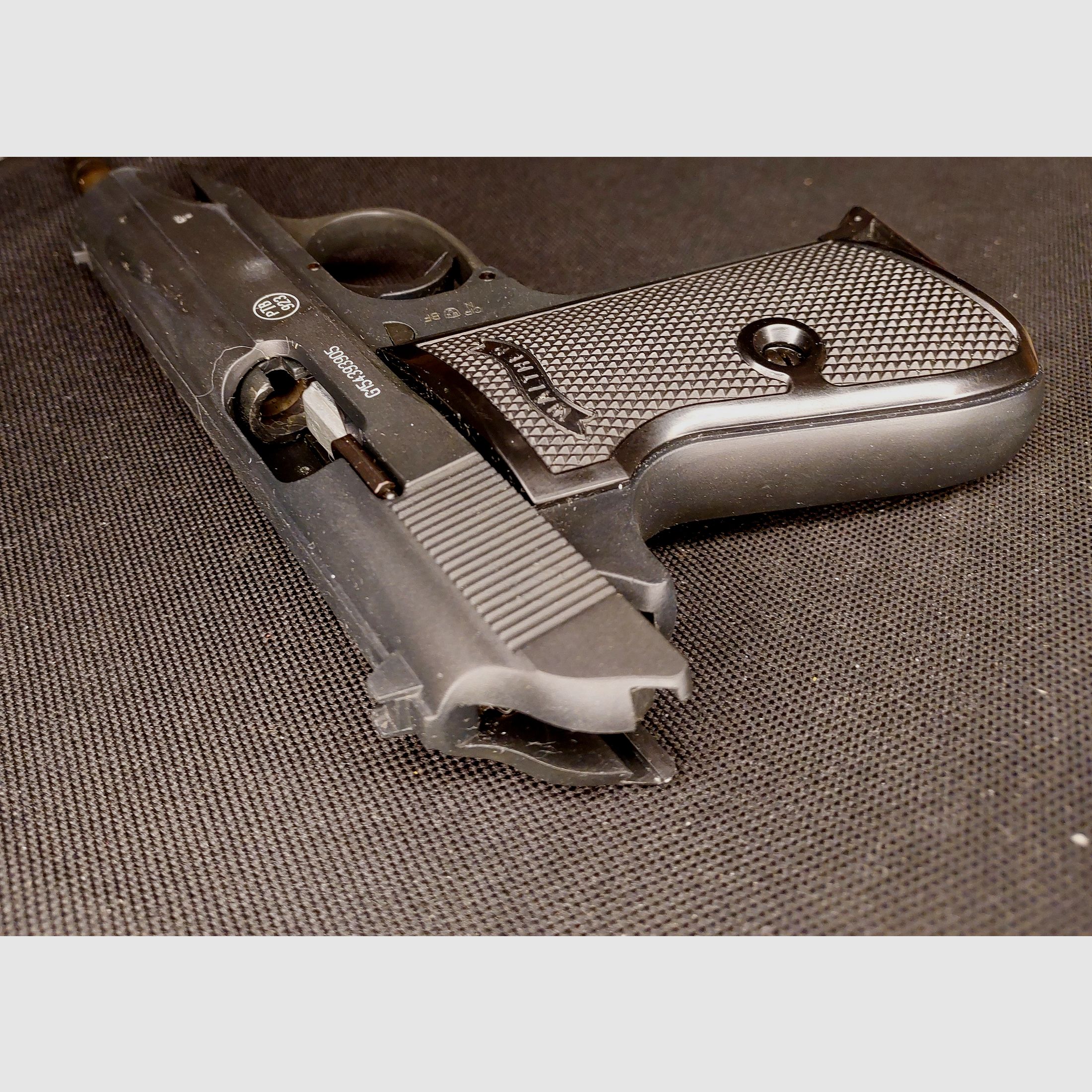 Pistola de señal Walther PP Cal. 9mm P.A.K. negra niquelada (PTB 923) con maletín