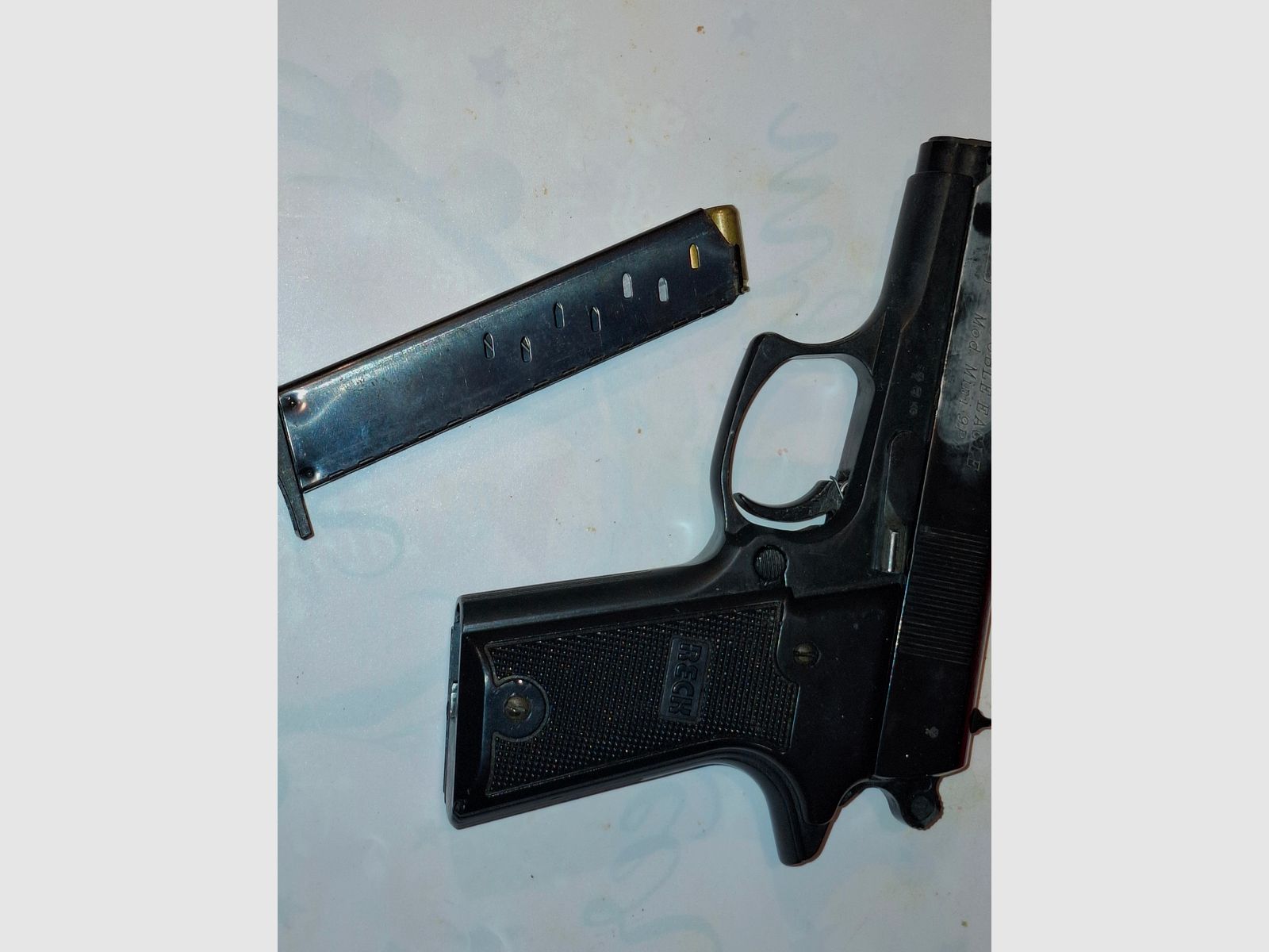 4 pistolets/ revolvers à blanc