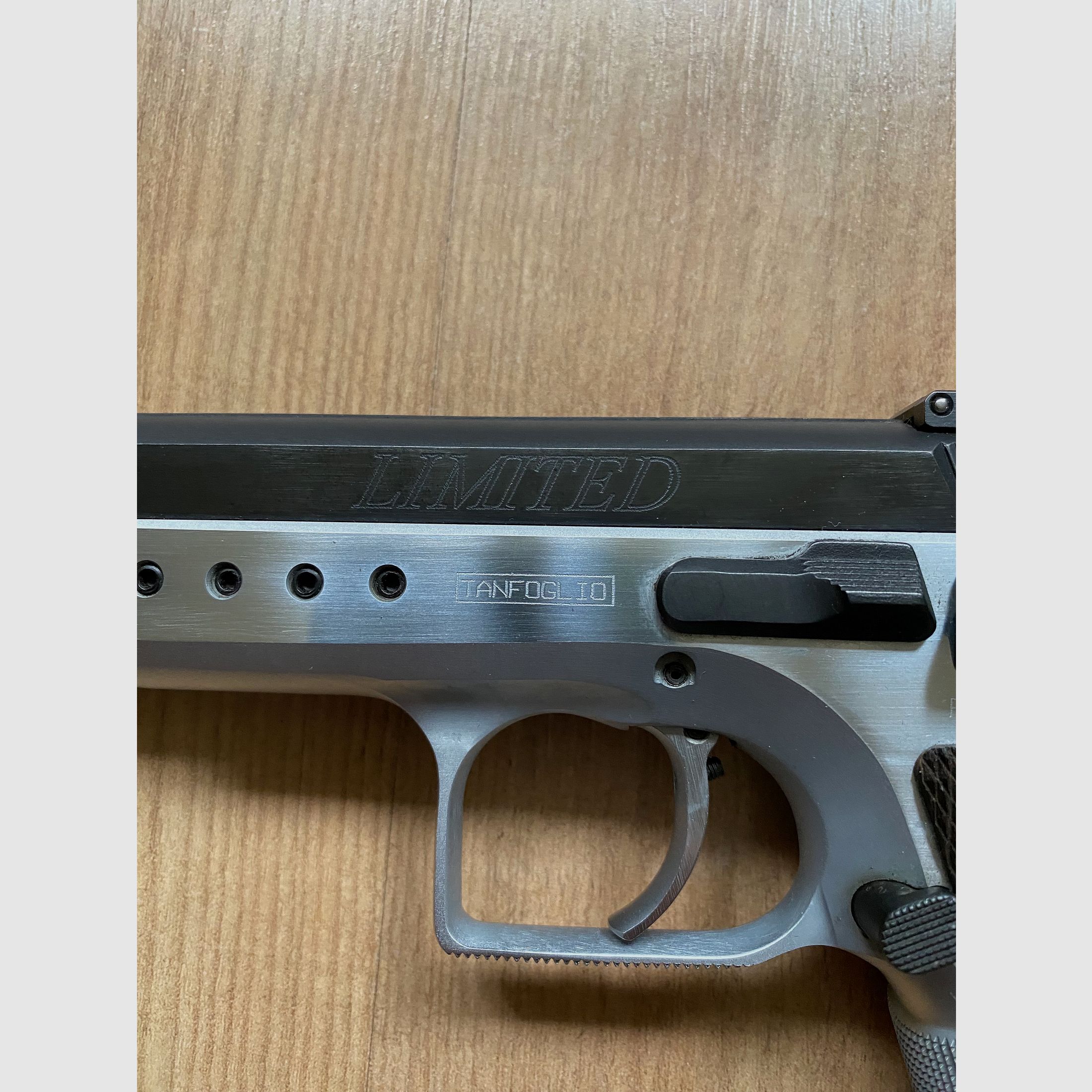 Verkaufe Tanfoglio Limited 9 mm Luger mit Wechselsystem .22 lfb inkl. Munition und Schiene für Zielfernrohr