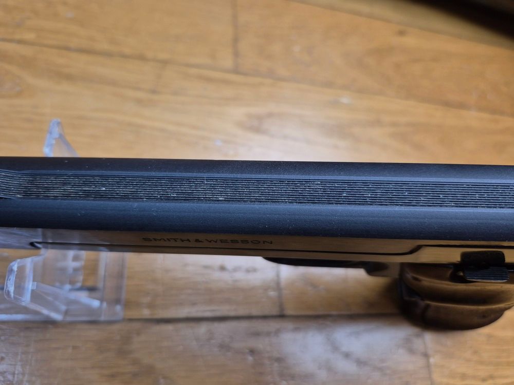 Wunderschöne Smith & Wesson Mod.41 Pistole – Kal. .22LR – Ganz aus echtem Stahl – 100% Brünierung – Waffe von 1980 – Mechanik und Lauf erstklassig – Eine der niedrigsten Handfeuerwaffen, die je hergestellt wurde – Hervorragender Zustand – TBE++, Bild 16 von 22