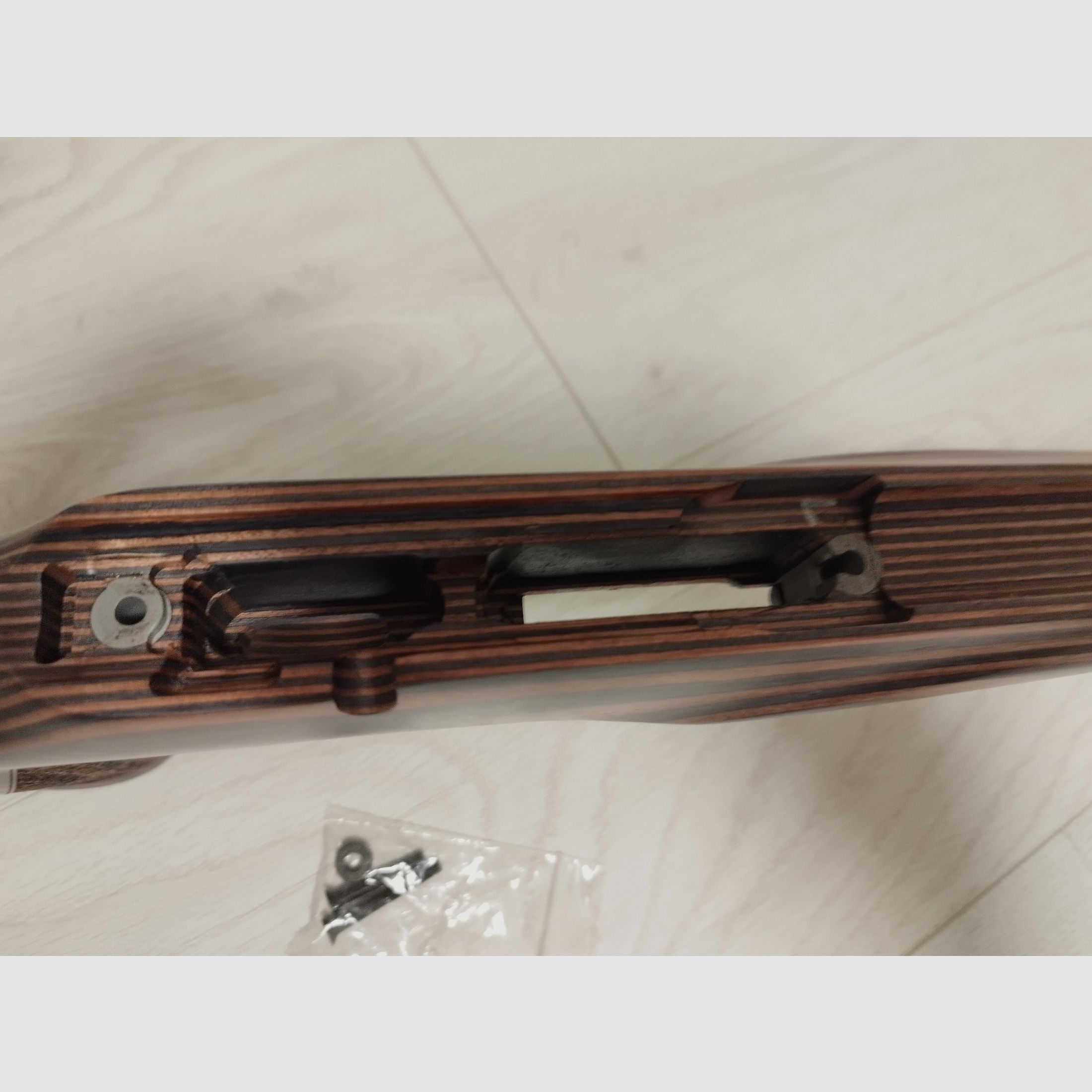 Original CZ457 Holzschaft Thumbhole con espaciadores modulares