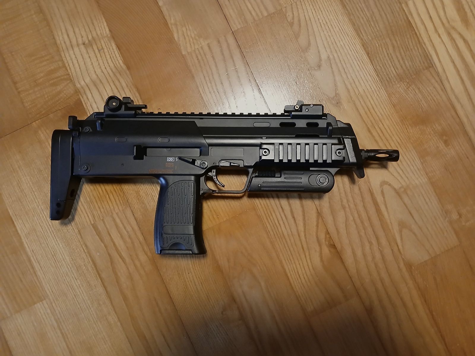 Mp7 with 2 magazines, image 2 of 3