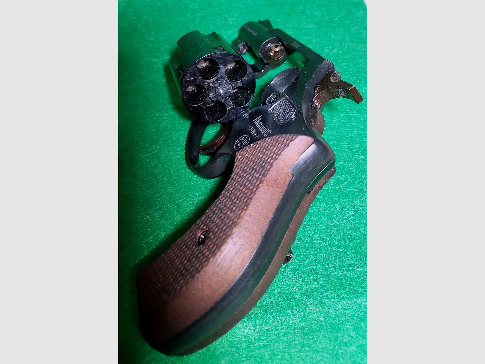Weihrauch HW37 cal. 9mm R.K. (PTB 887) mit Holzgriffschalen und Lederholster