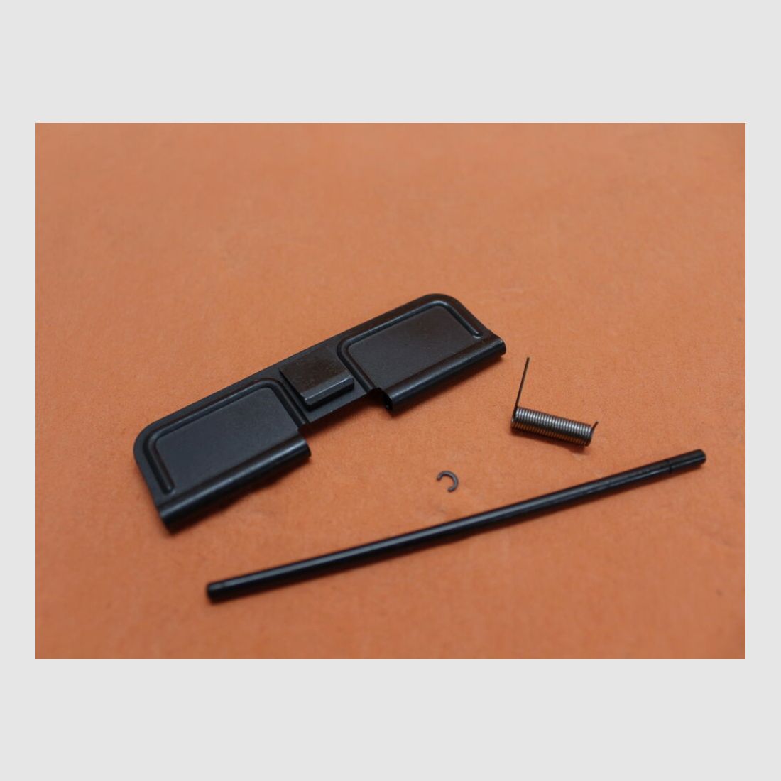 DPMS AR-15: Assemblaggio del coperchio della porta di espulsione DPMS Coperchio per finestra di espulsione (gruppo completo), immagine 1 di 3