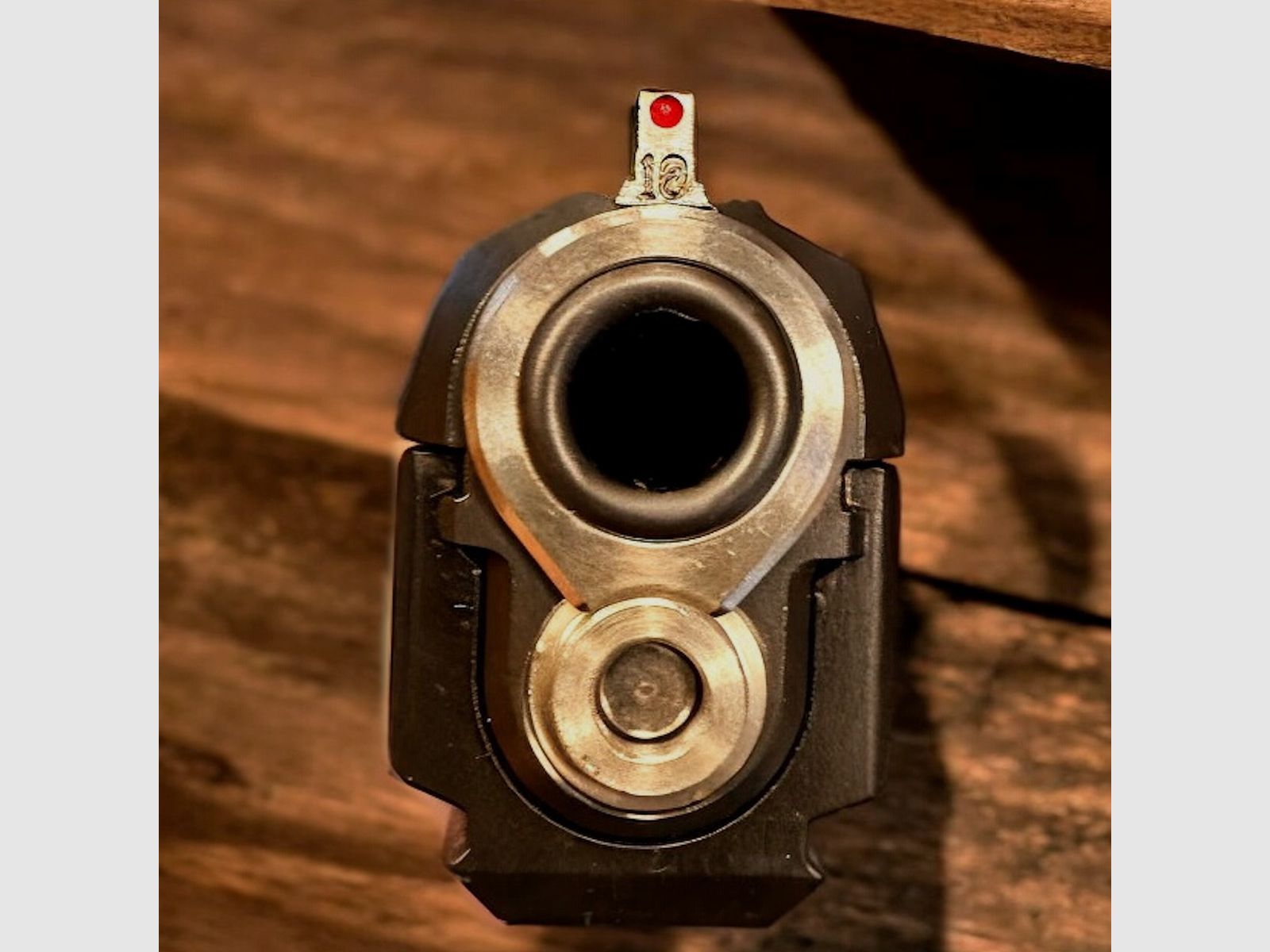 <CZ Shadow 2 z czarnym pierścieniem lufy>