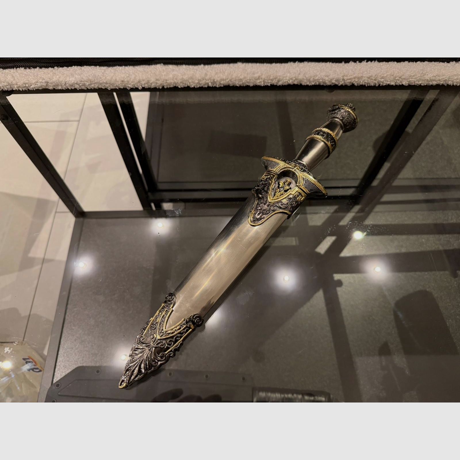 Daga decorativa con vaina ricamente decorada - estilo medieval / fantasía