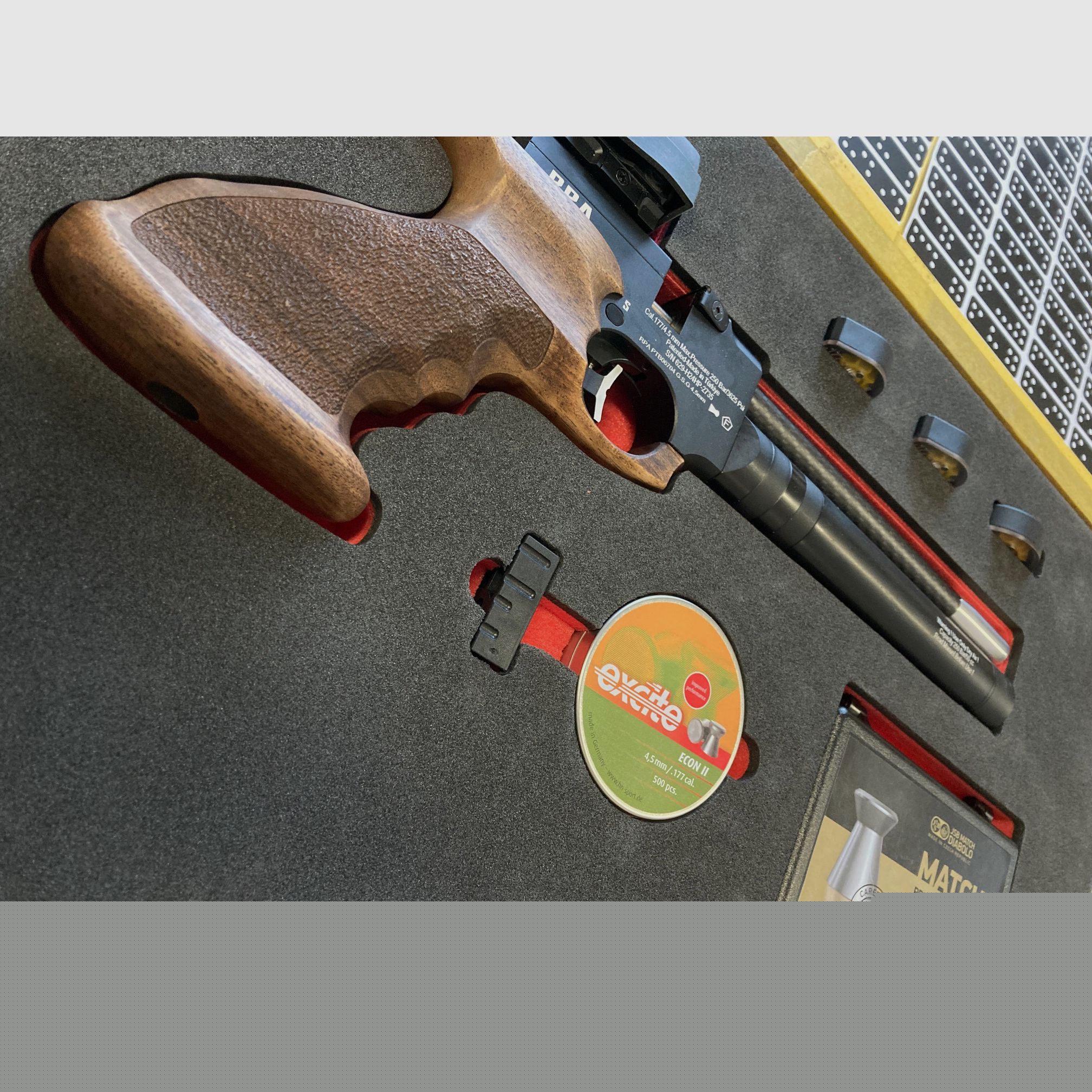 CNC-gefräste Koffereinlagen aus festem Schaumstoff