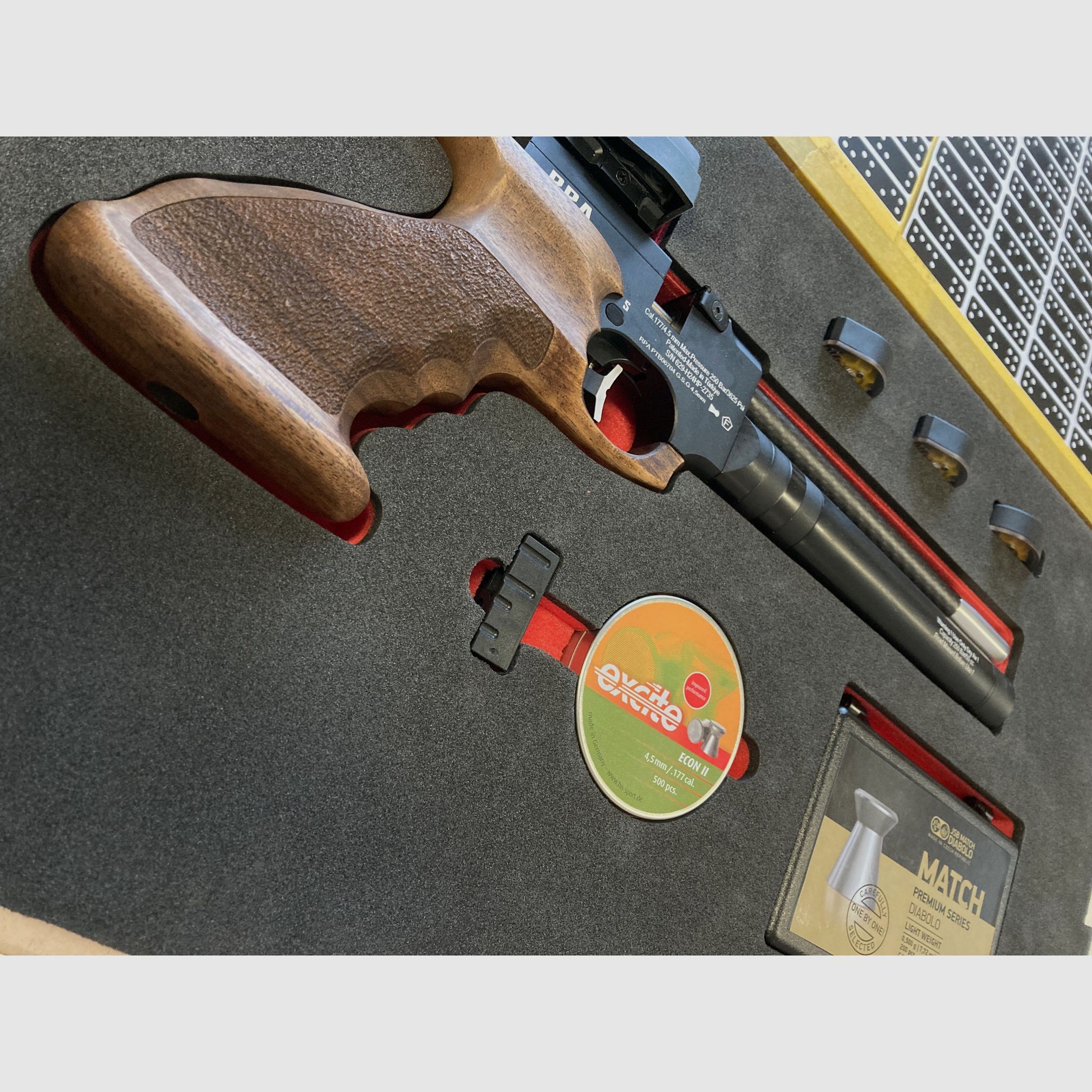 CNC-gefräste Koffereinlagen aus festem Schaumstoff