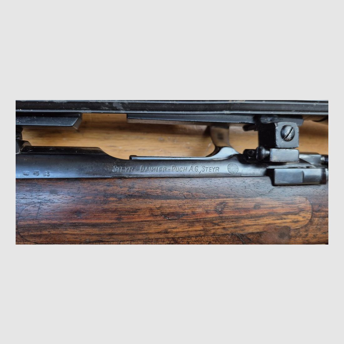 Schöne Steyr Mannlicher Schönauer Büchse — Modell « GK » — Kal. 7×64 — Waffe geprüft 1963 — Deutscher Abzug — Gutes Holz — Vorderschaft repariert und geflickt nach Bruch, aber perfekt stabil — Exzellente Mechanik — Sehr guter Lauf — Stahl-Zielfernrohrmontage — Zeiss Diavari 1.5 – 6 x 42 — TBE außer Flicken, Bild 1 von 43