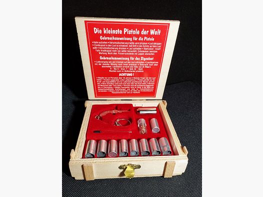 Originele Berloque Mini Pistole verchroomd inclusief knalpatronen en lichtsterren in houten kist kaliber 2 mm (P18)