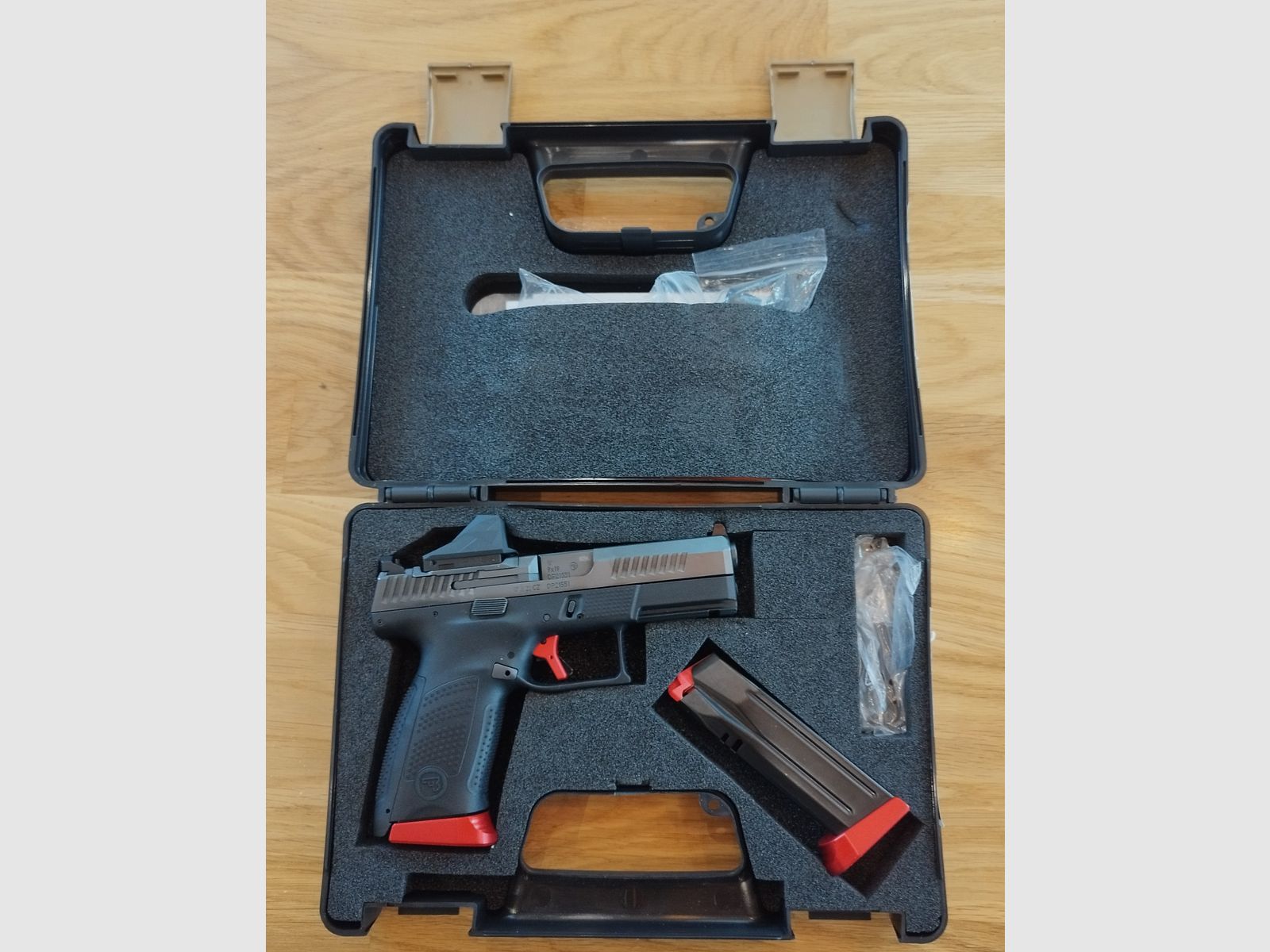 Conjunto de edición especial CZ P-10 C OR Red, incluido el visor Shield Sight RMS