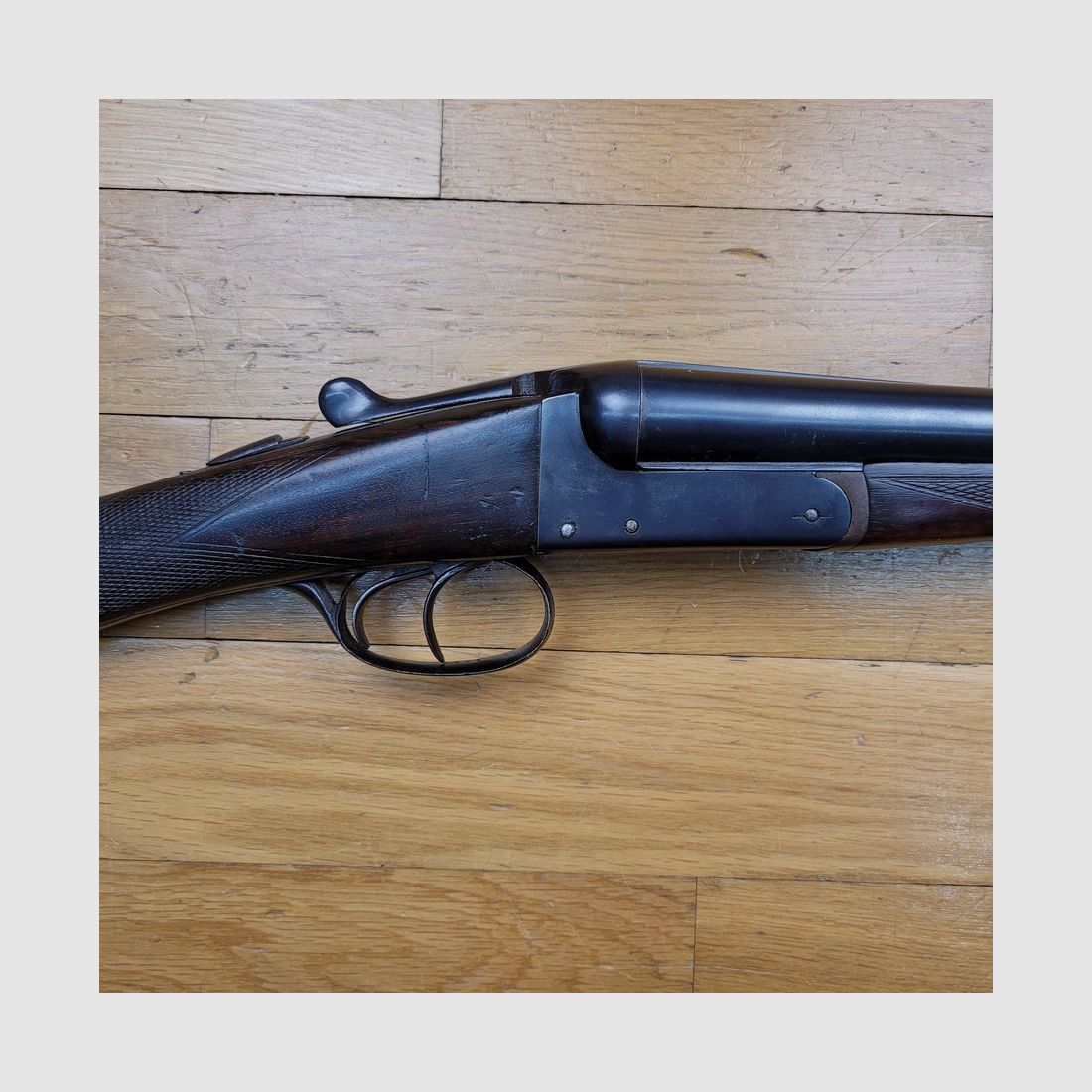 Schönes Seitengewehr – Kaliber 16/65 – sehr schöne handwerkliche Herstellung aus Saint-Étienne – Überlebender des Zweiten Weltkriegs – elegante Waffe im englischen Stil – schöne Hölzer und Riffelungen – Brünierung in sehr gutem Zustand – leichtes Gewehr und dennoch aus schönem Stahl – Sehr schönes Gewehr in TBE+, Bild 26 von 33