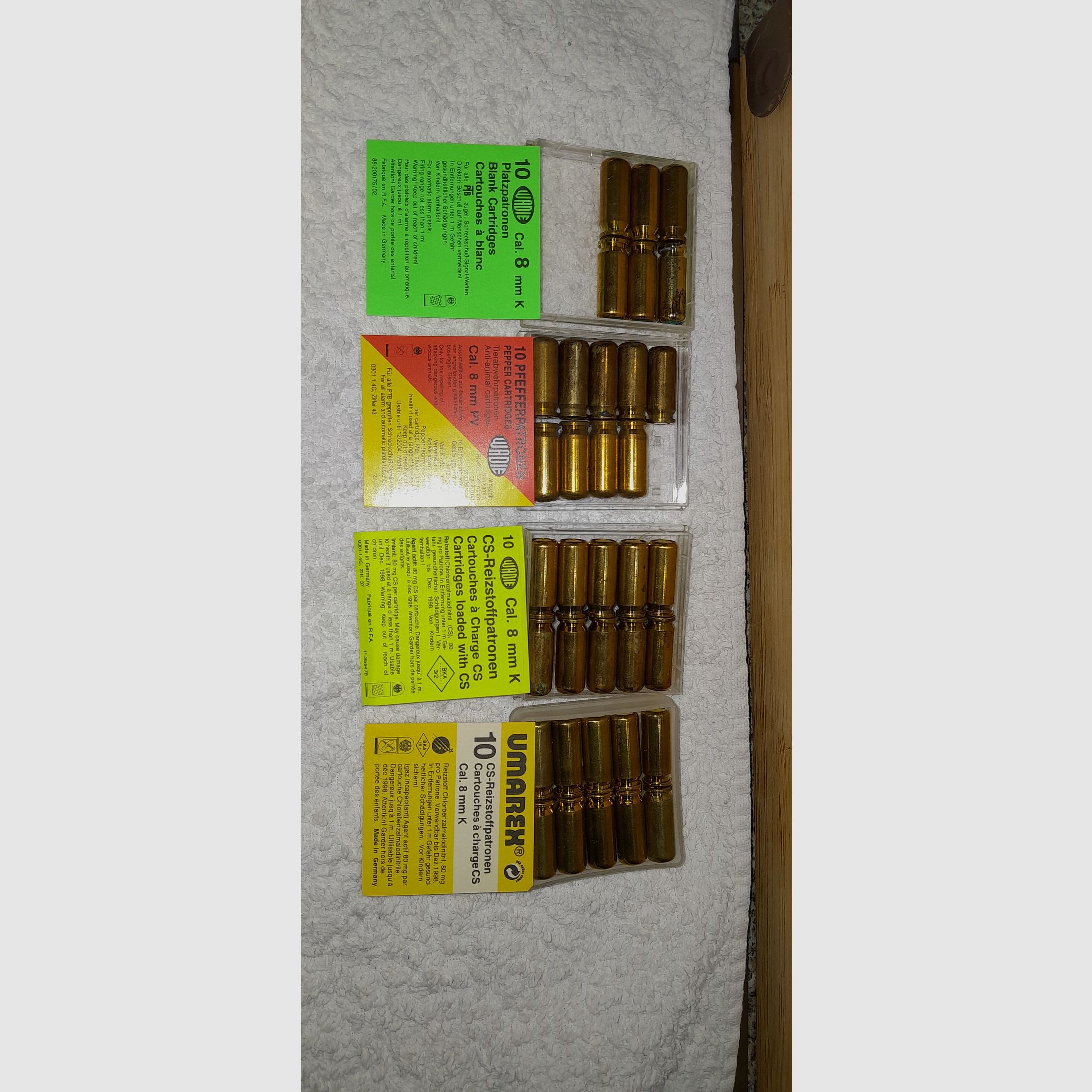 Röhm RG 800, Kal. 8mm K., mit Echtholz-Griffschalen, Abschussbecher und 35 Stück Patronen