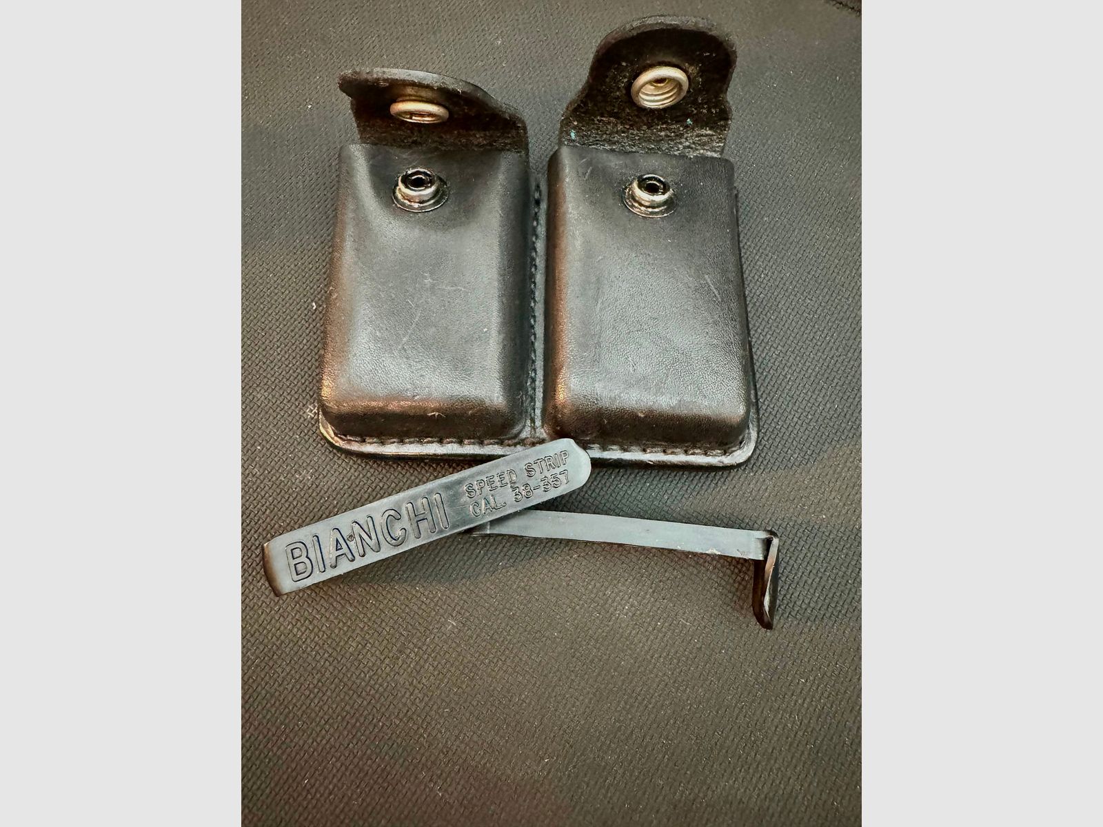 Bianchi Speed Strip con funda de cuero de Bianchi (#22) .38Especial .357Magnum (50)