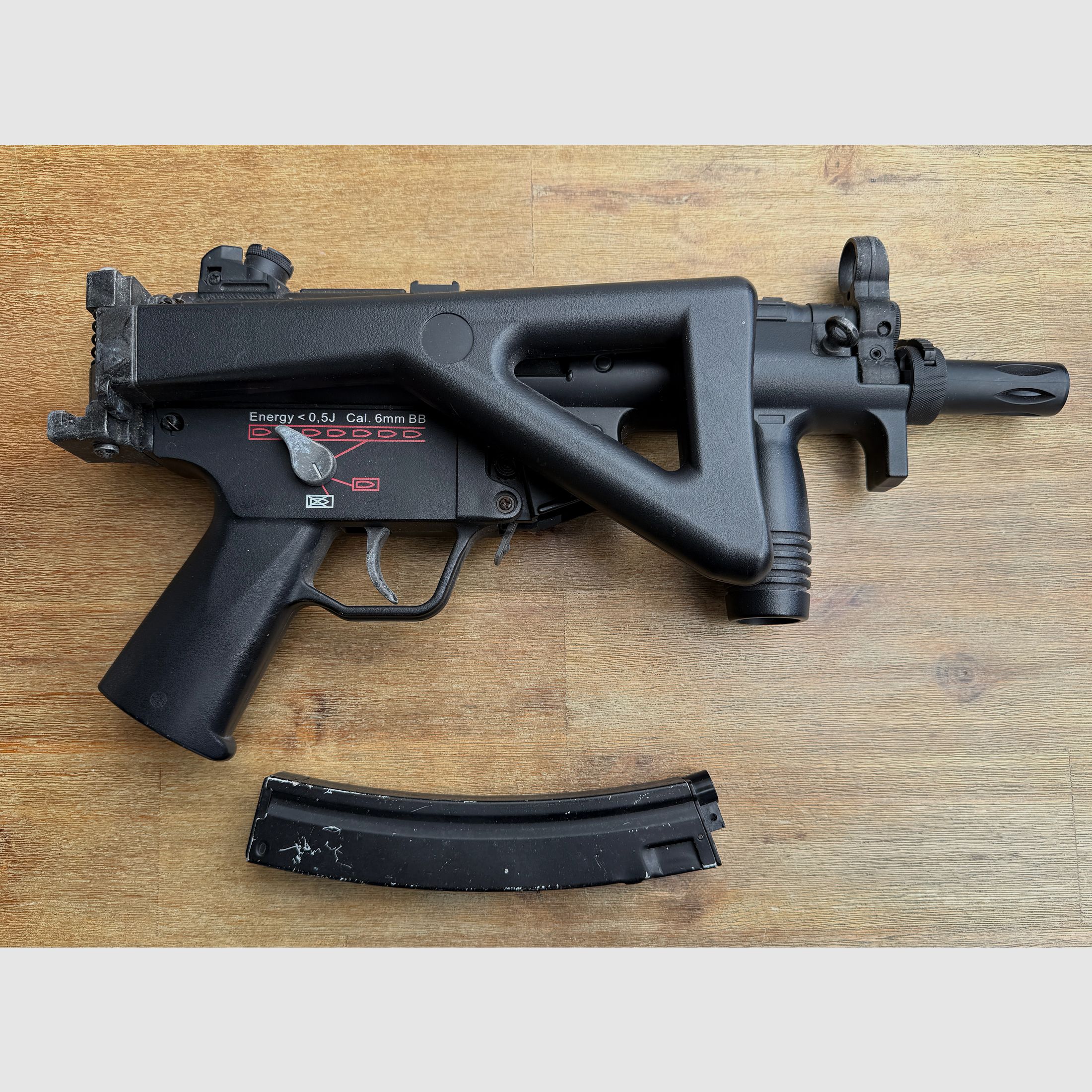 Verschiedene Softair-Waffen und Zubehör (Zielfernrohr, Magazine, Schalldämpfer, etc)