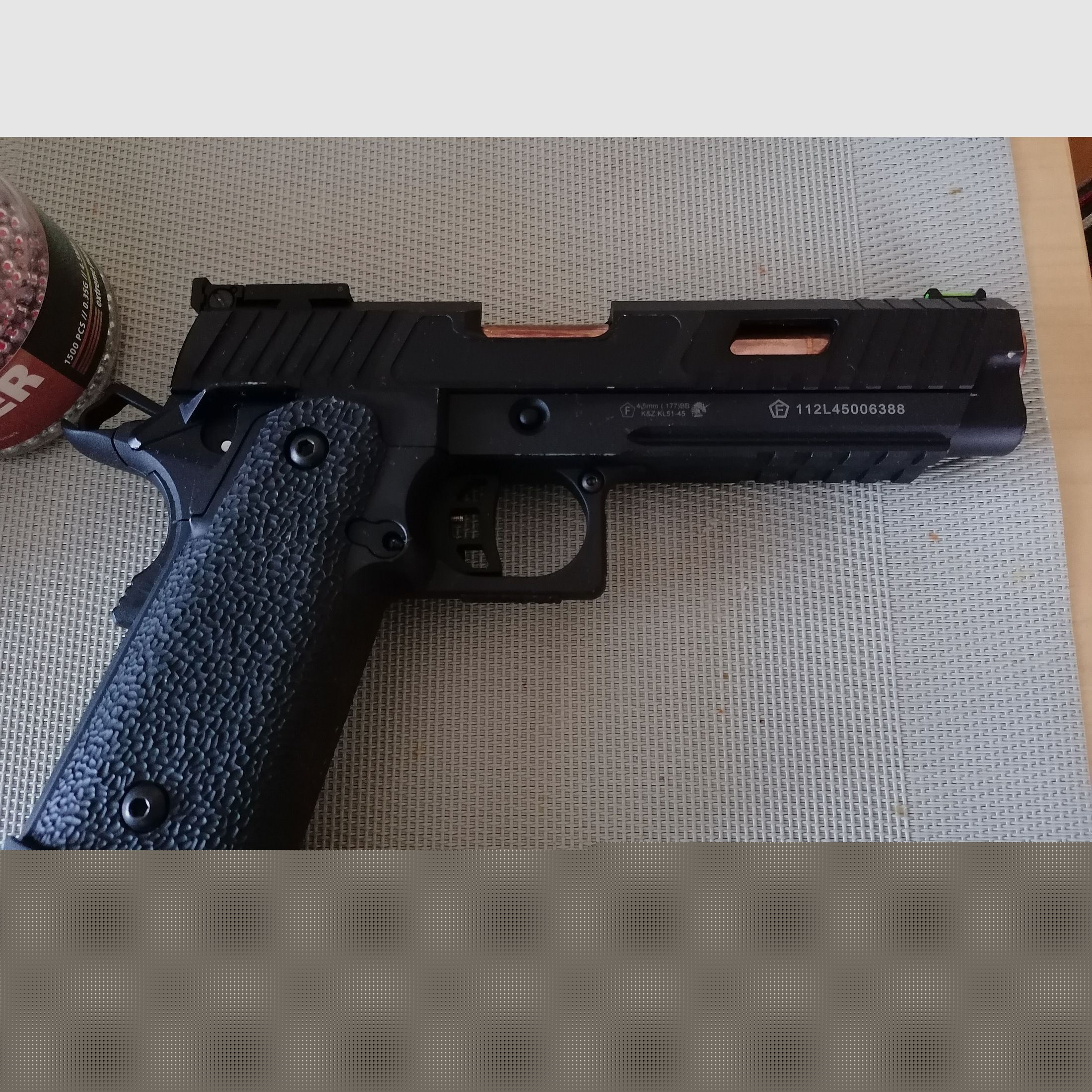 Pistole 4,5mm Kaliber mit Magazin und Halfter