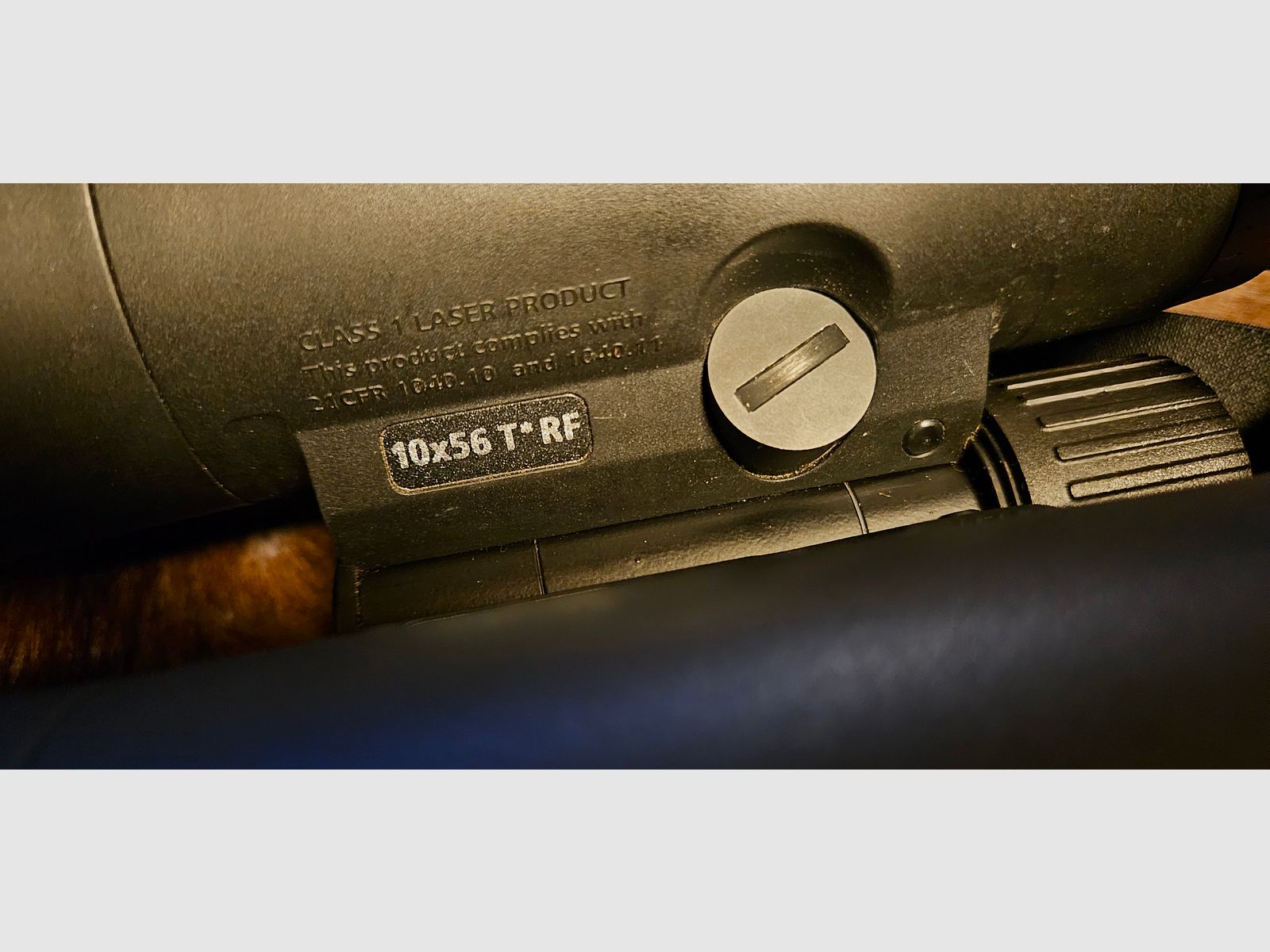 ZEISS Victory 10x56 T RF - Fernglas mit Entfernungsmesser - mit umfangreichem Zubehör