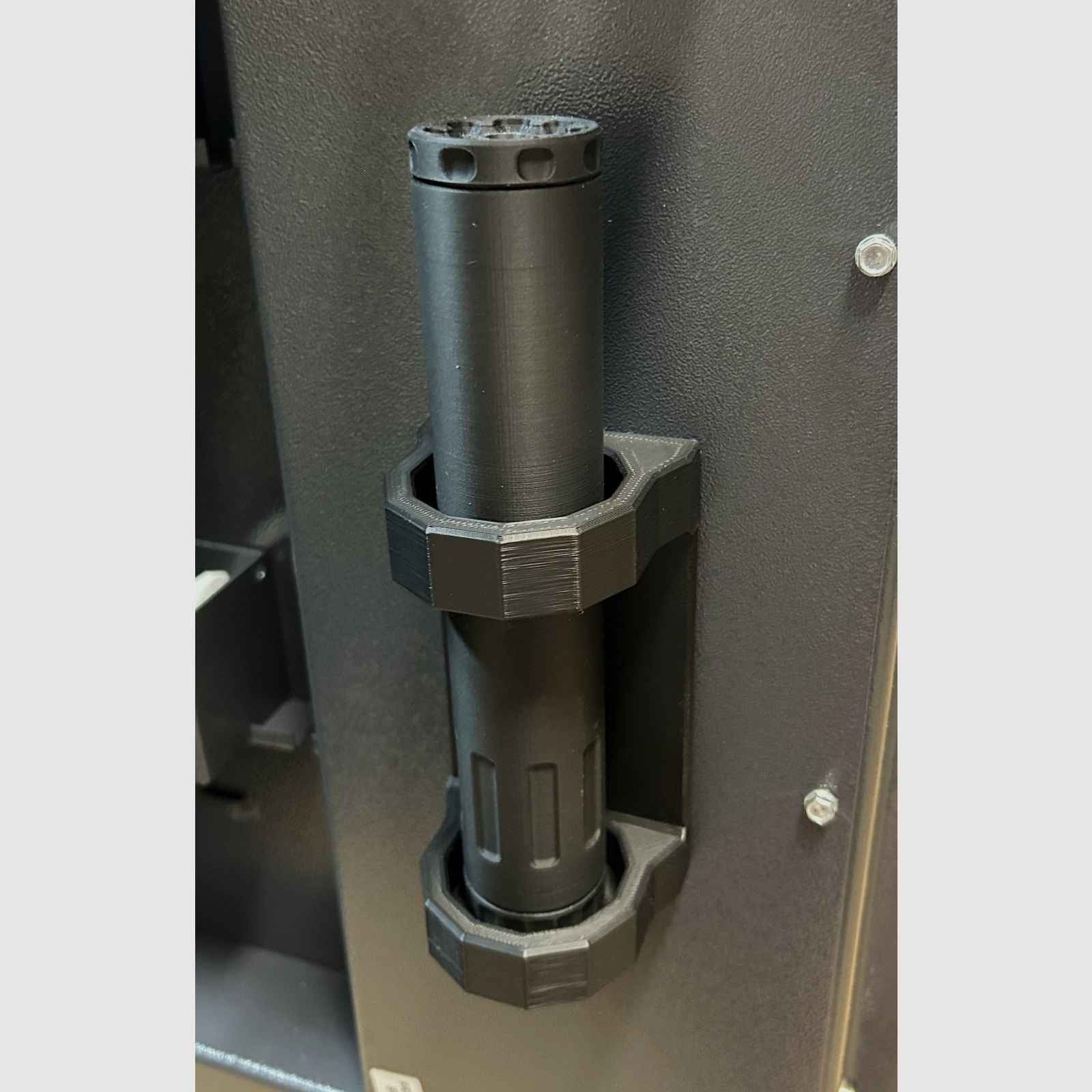 Magnetyczny uchwyt na tłumik do 46mm CZARNY | Uchwyt na tłumik do szafy na broń