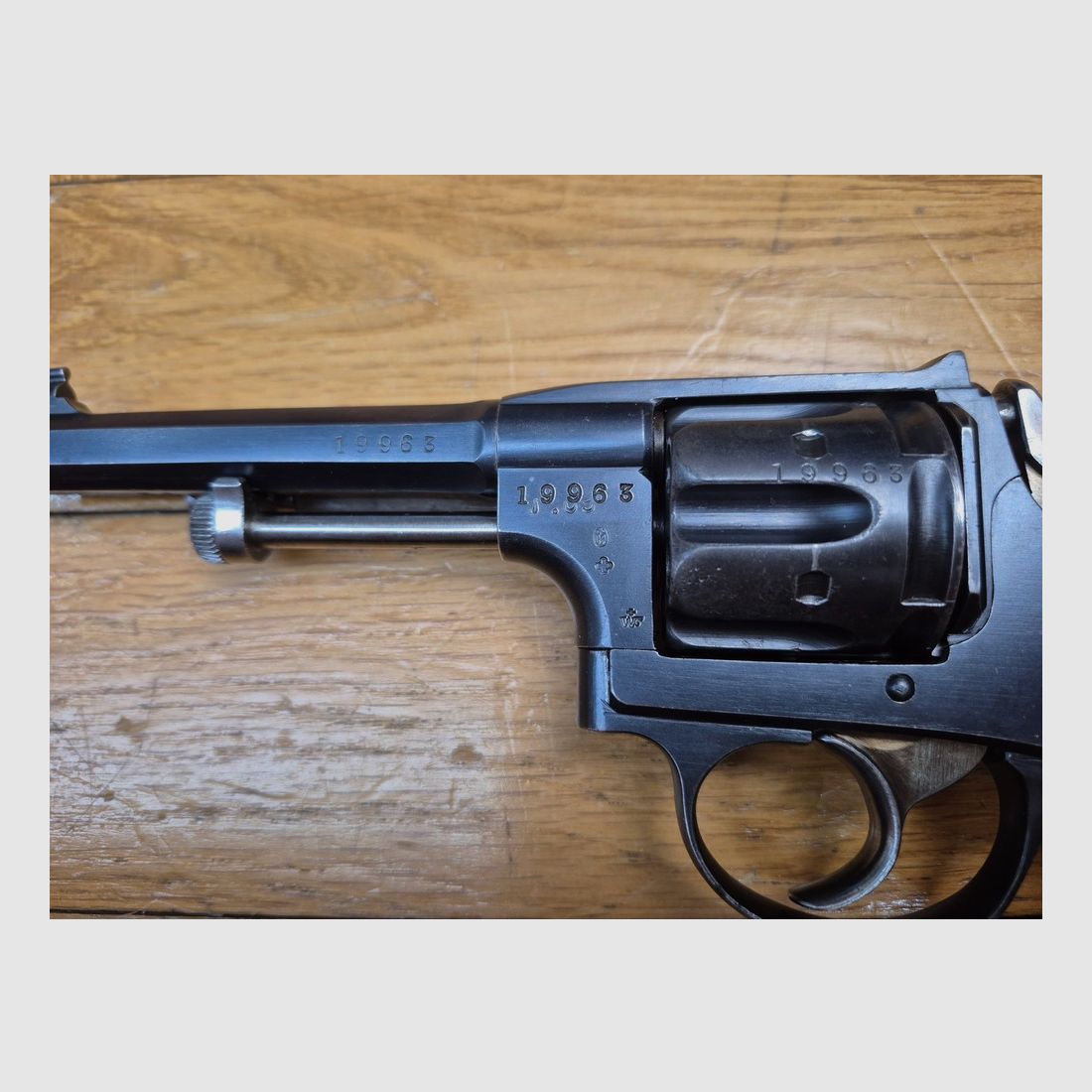Bardzo ładny szwajcarski rewolwer model 1882 (a nie 1882-29!) – kal. .7.5 szwajcarski – Broń wojskowa z Arsenału w Bernie – » W+F Bern » – Broń 2. typu z 1916 roku – Tylko 17.255 broni – Bardzo dobry stan i kategoria D! – TBE, zdjęcie 6 z 25