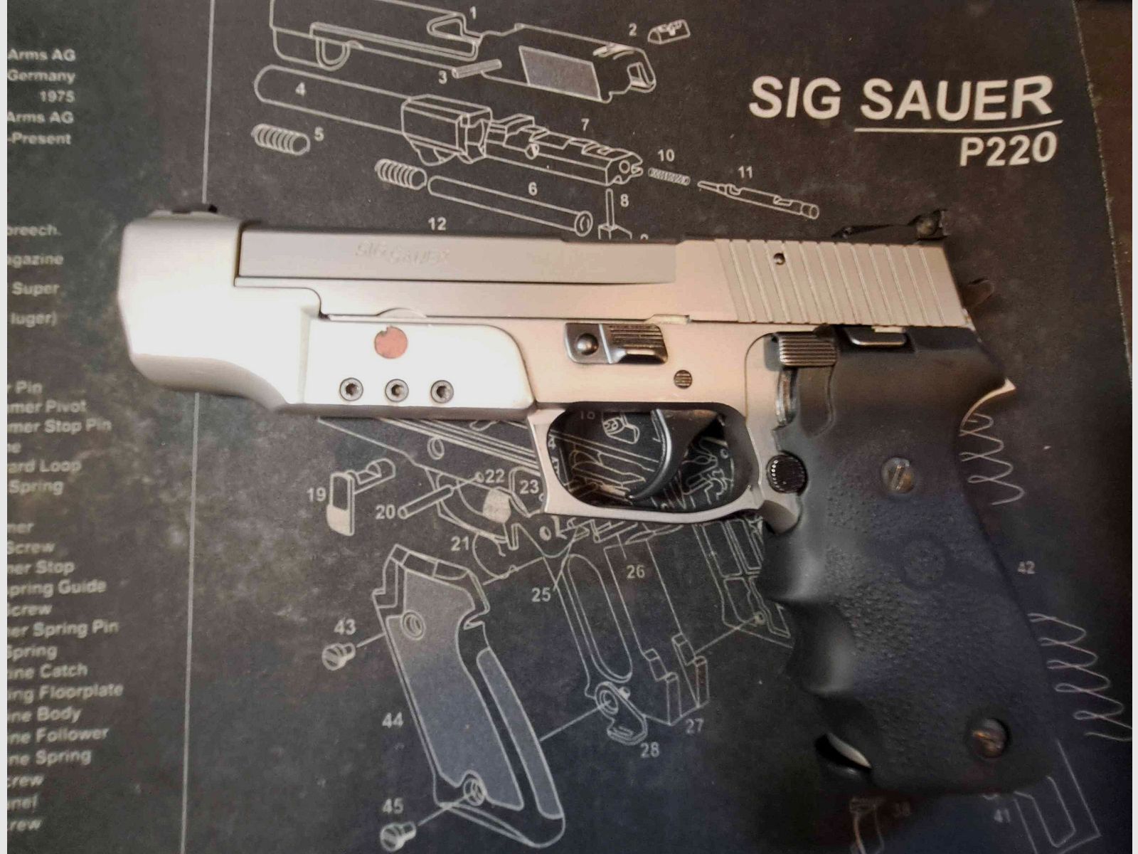 Sig Sauer P220 Sport, immagine 2 di 6