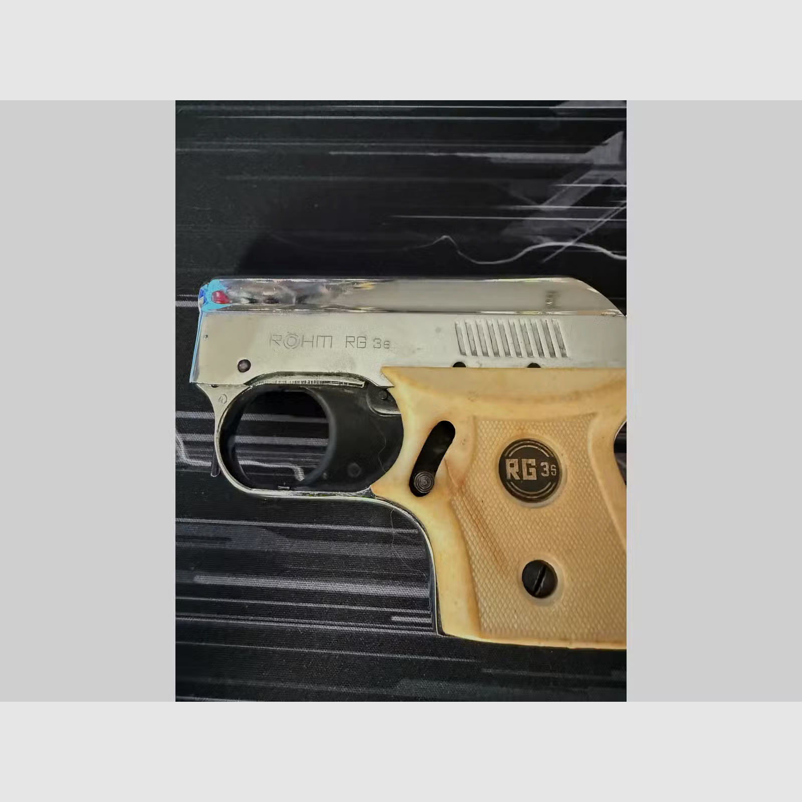 Defekter Airsoft Revolver und zwei unbekannte Schreckschusspistolen