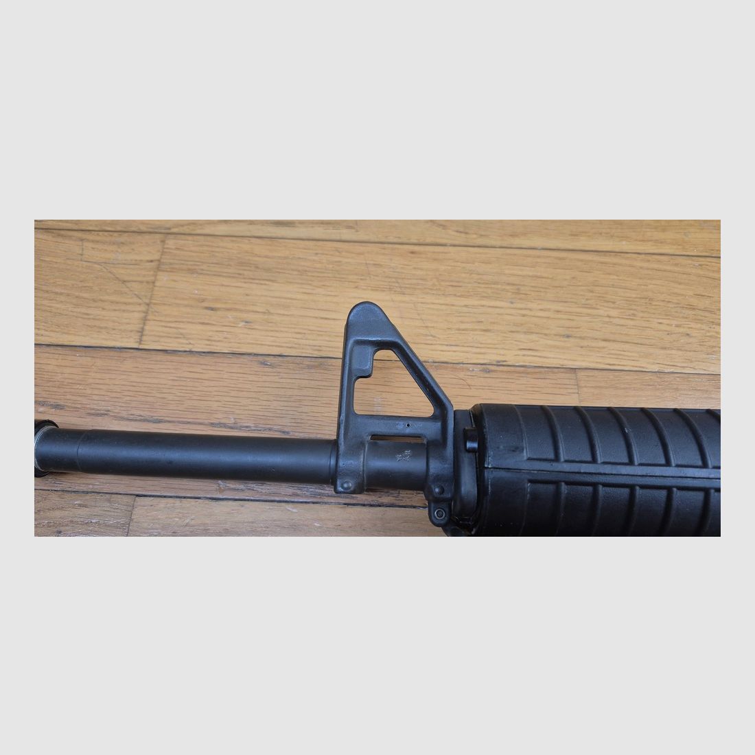 Zeer mooie Colt AR15 A2 Sporter II Repetiergeweer – Kaliber 222 rem. – 100% Colt fabricage rond 1985 – Tussen de M16 A1 en de M16 A2 in de Colt stamboom – Uitstekend kwaliteitswapen voor fans van het AR15-platform – TBE++, afbeelding 14 van 43