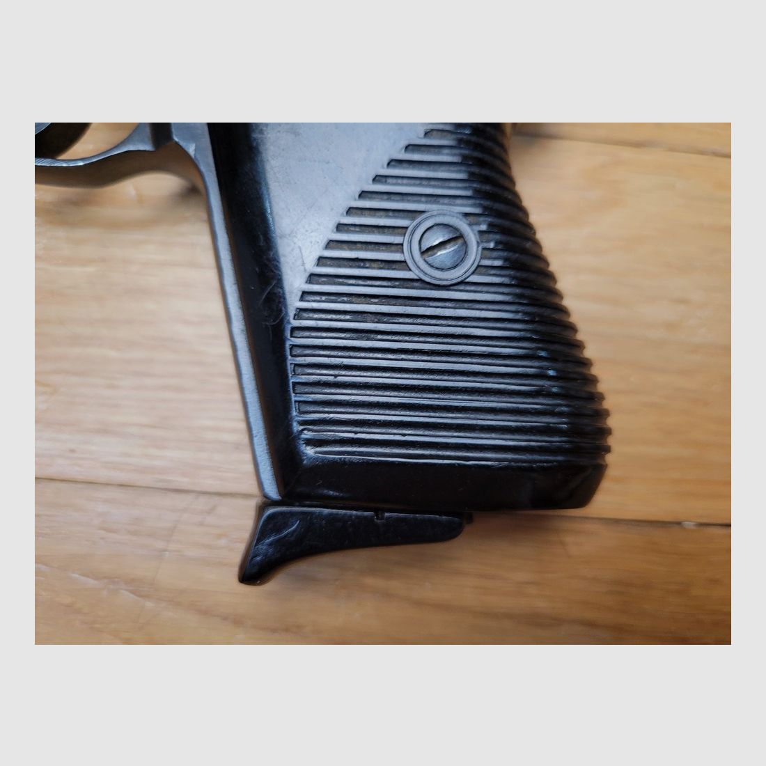 Schöner tschechischer Pistol VZ 50 oder VZOR 50 – Kal. 7,65 Br – 8 Schuss – Ganz aus gutem Stahl des Eisernen Vorhangs – Exemplar von 1962 – Mechanik einwandfrei – Schöne Brünierung – Schöne tschechische Waffe in TBE+, Bild 3 von 17