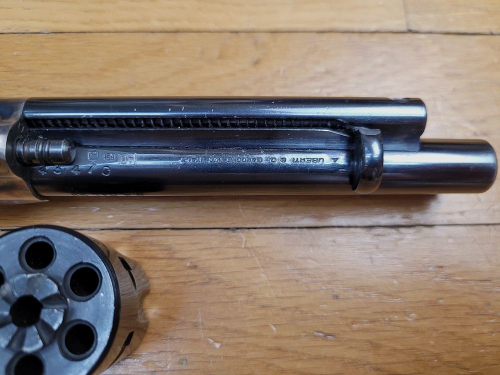 Iver Johnson Deluxe Target Revolver – 2 cilinders 22LR en 22Mag – Single Action Army van Uberti – Wapen uit 1978 – Scout type frame – 100% staal – Trekker met transferstaaf en 4 klikken zoals bij een echte – Loop van 5 inch ¼ spiegel – Verstelbare richtmiddelen – TBE+!, afbeelding 11 van 22