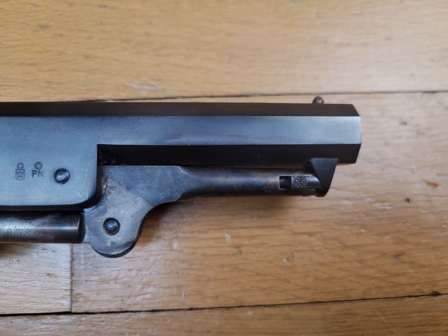 Beau Revolver Colt 1851 Uberti Poudre Noir – Modèle Navy « Sheriff » – Cal 36 – Canon 5 pouces – Arme de 1982 – État neuf, image 7 sur 14