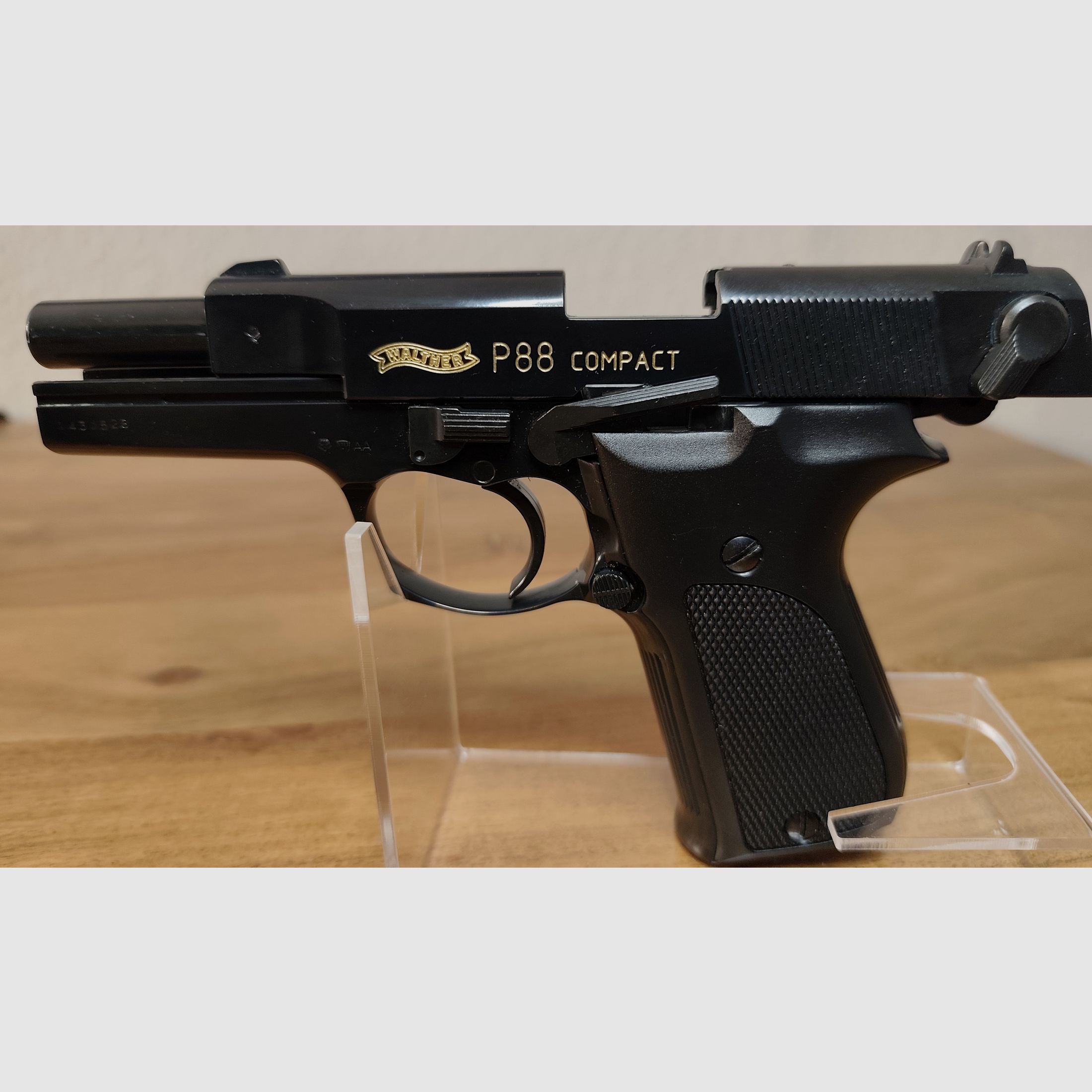 Walther P 88 Compact altes Model Goldschrift PTB 764 schwarz mit Munition