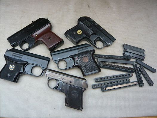Collection of blank-firing guns in cal. 6mmPl. + magazines