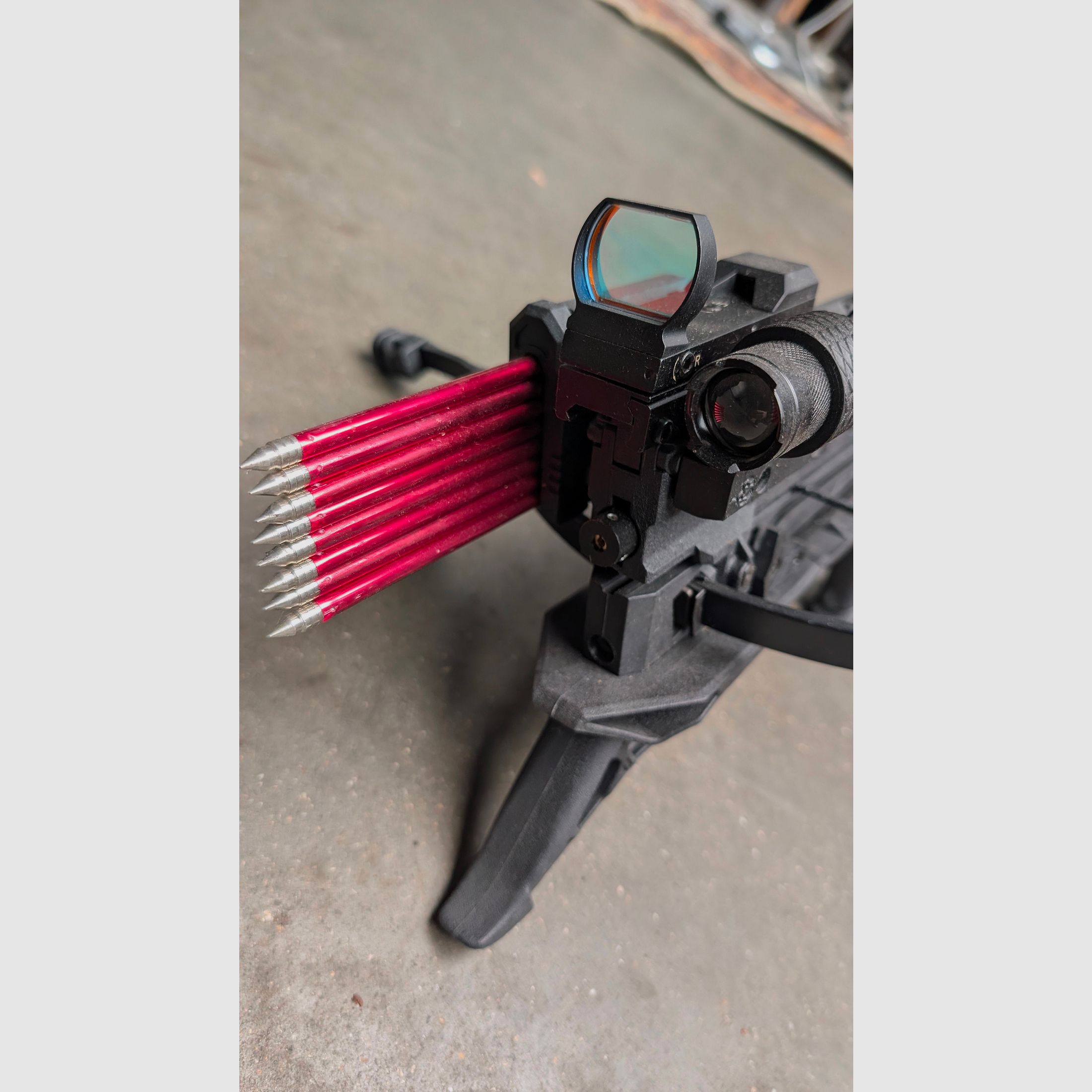 EK Archery Vlad 8-Schuss-Pistolenarmbrust mit Zubehör