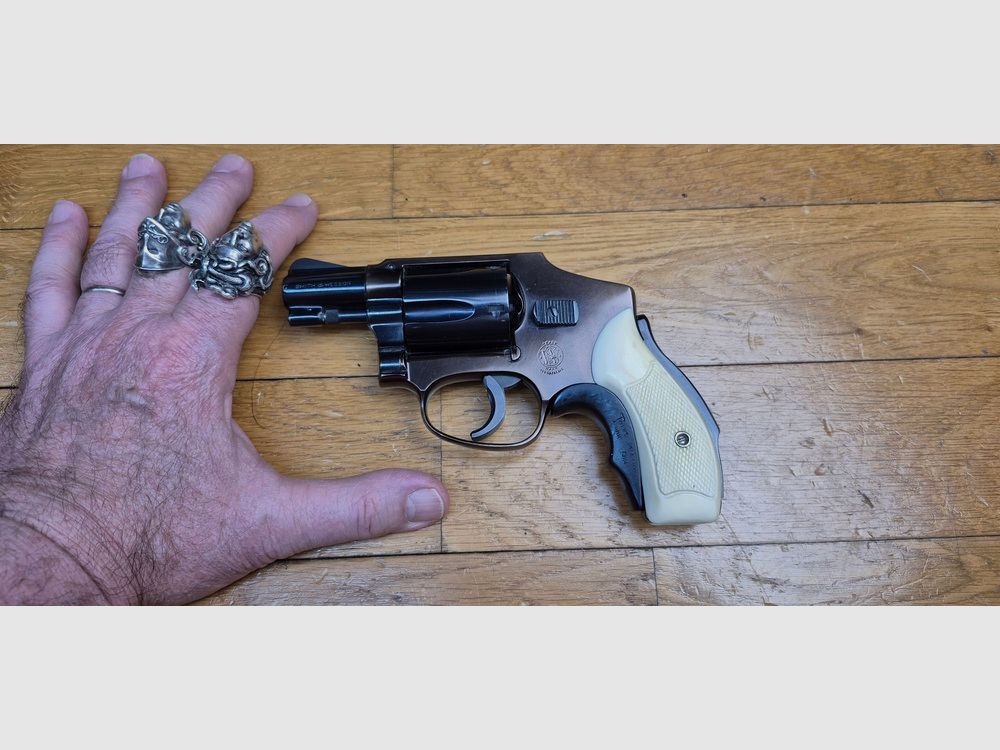 Sehr seltener Revolver Smith&Wesson Model 42 Centennial – Ein 36 Chief Special ohne äußeren Hahn – 5 Schuss im Kal. .38SP – Jubiläumsmodell 1952 – Leichtgewichtige Version für Nahverteidigung – Seltene und wunderschöne zweifarbige Ausführung Schwarz / Bronze mit Griffschalen aus Knochen – Der echte „Bodyguard“! – Hervorragender ästhetischer Zustand – Ausgezeichneter mechanischer Zustand – Ausnahmestück! – TBE ++, Bild 3 von 22