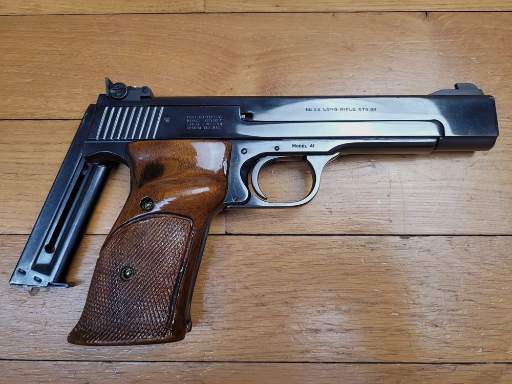 Wspaniały pistolet Smith & Wesson Mod.41 – kal.22LR – Całkowicie ze stali – 100% oksydacja – Mechanika i lufa doskonałe – 2 magazynki Smith – jedna z najniższych broni ręcznych kiedykolwiek wyprodukowanych – TBE++, zdjęcie 18 z 18