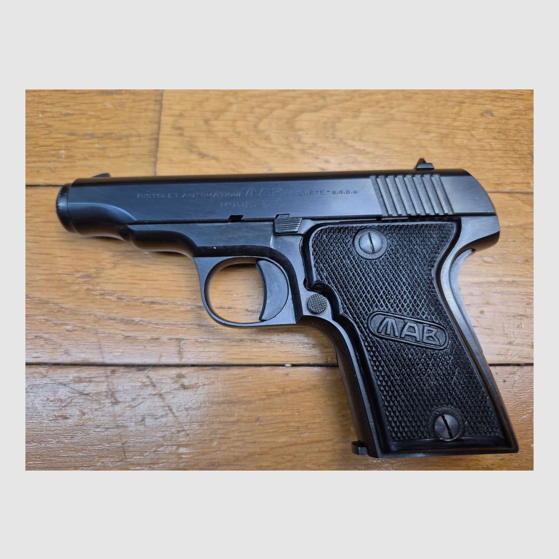Wspaniały Pistolet « MAB C » – Kaliber 7,65 mm Browning – Fabryka Broni w Bayonne – W oryginalnym pudełku z instrukcją i Certyfikatem Prób – Stan jak nowy! -TBE+++, zdjęcie 3 z 22