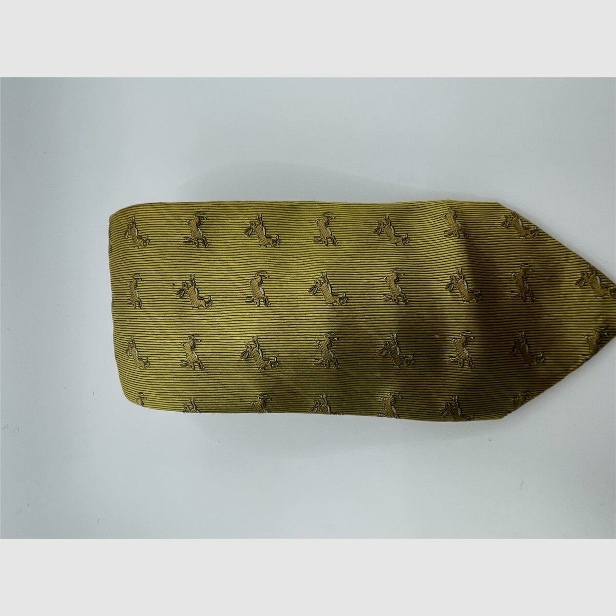 Corbata Robert Keyte 100% seda color dorado con motivo de conejo beige