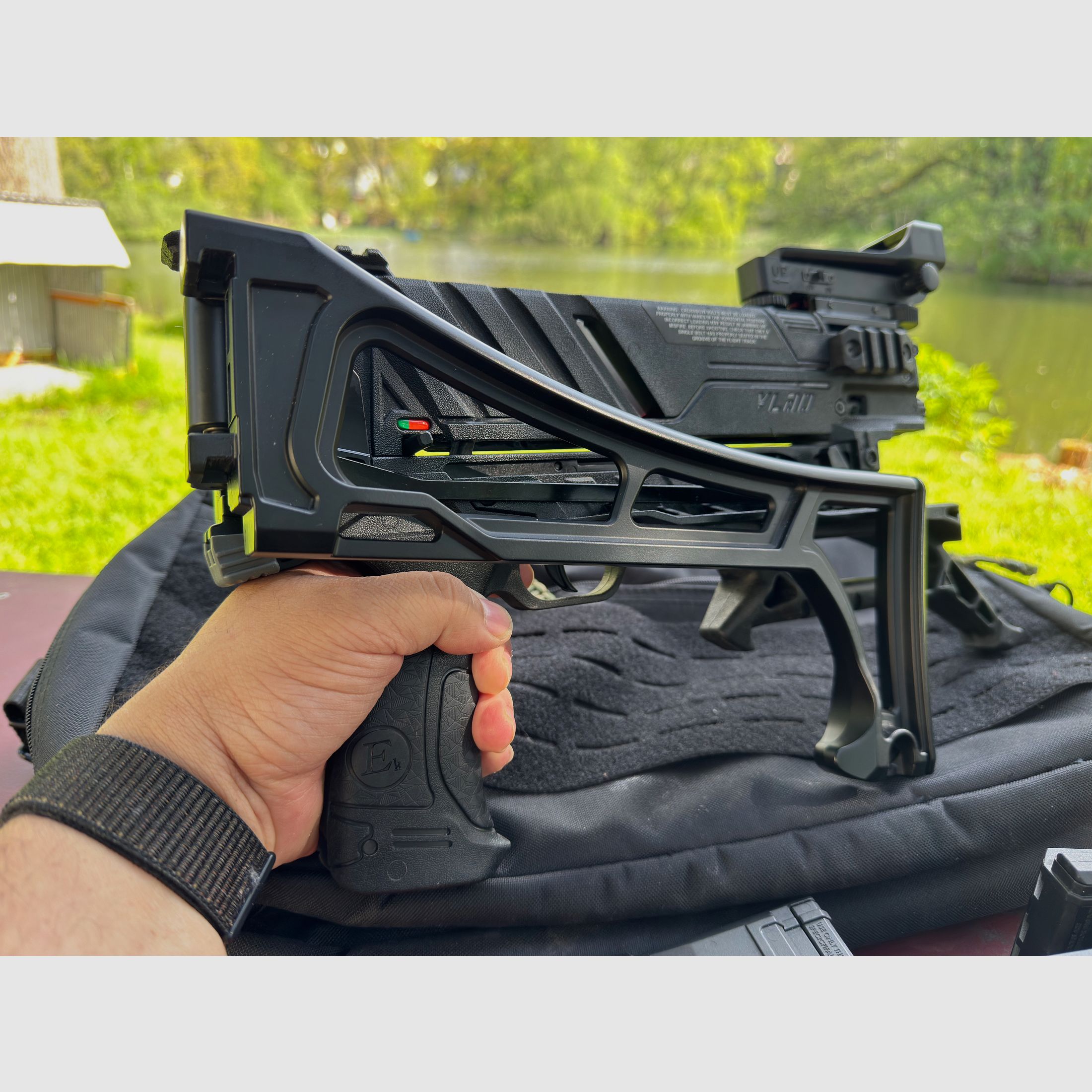 Ultrakomplettpaket EK Archery Vlad Repetierarmbrust mit 8 Schuß Magazin, Tasche, 30, 60 und 90 lbs Bogen, 6 Speadloader, Reddot, Ersatzsehenen, Pfeile usw.
