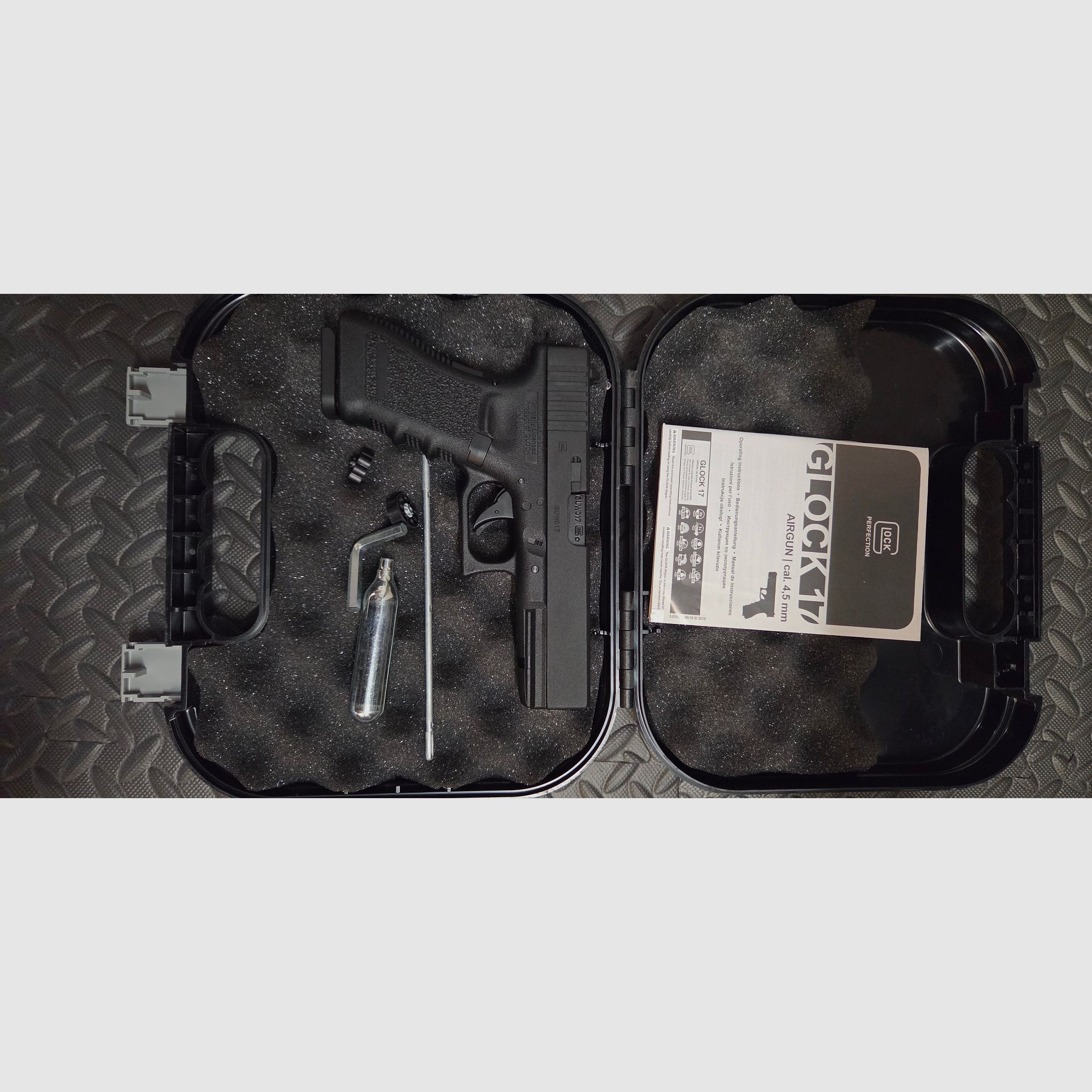 Glock 17 Co2 pistol caliber 4.5 mm steel BB / diabolo blowback (P18)