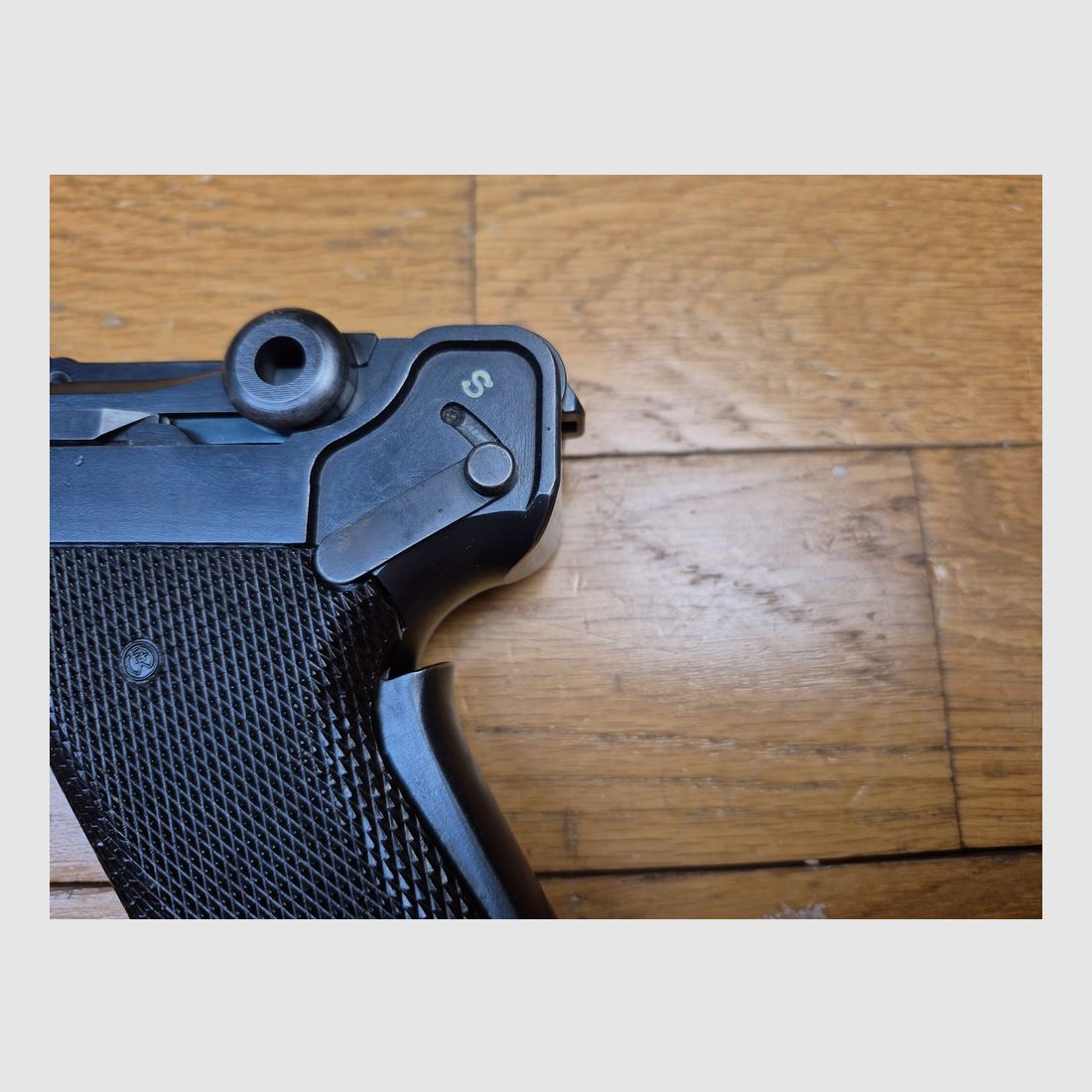 Sehr schöner Schweizer Luger P06/1929 – Kal. 7,65 Parabellum – Arsenal Bern 1942 – vollständig einheitliche Seriennummer – Magazin im Modell – Zustand wie neu!, Bild 4 von 23