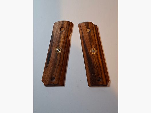 Griffschalen der Cold 1911 oder ME Sport 1911, siehe Bild.
