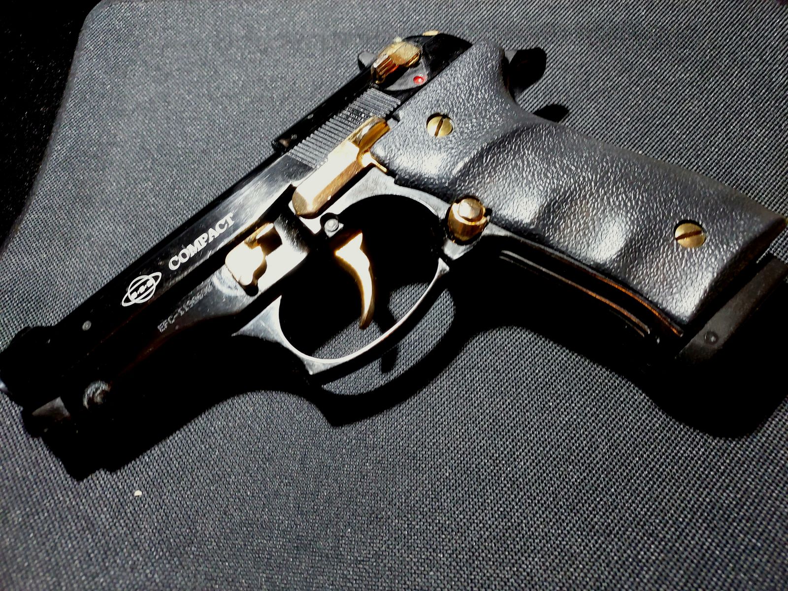 Pistola a gas Ekol Firat Compact in nero e oro, calibro 9mm P.A.K. (PTB 929)