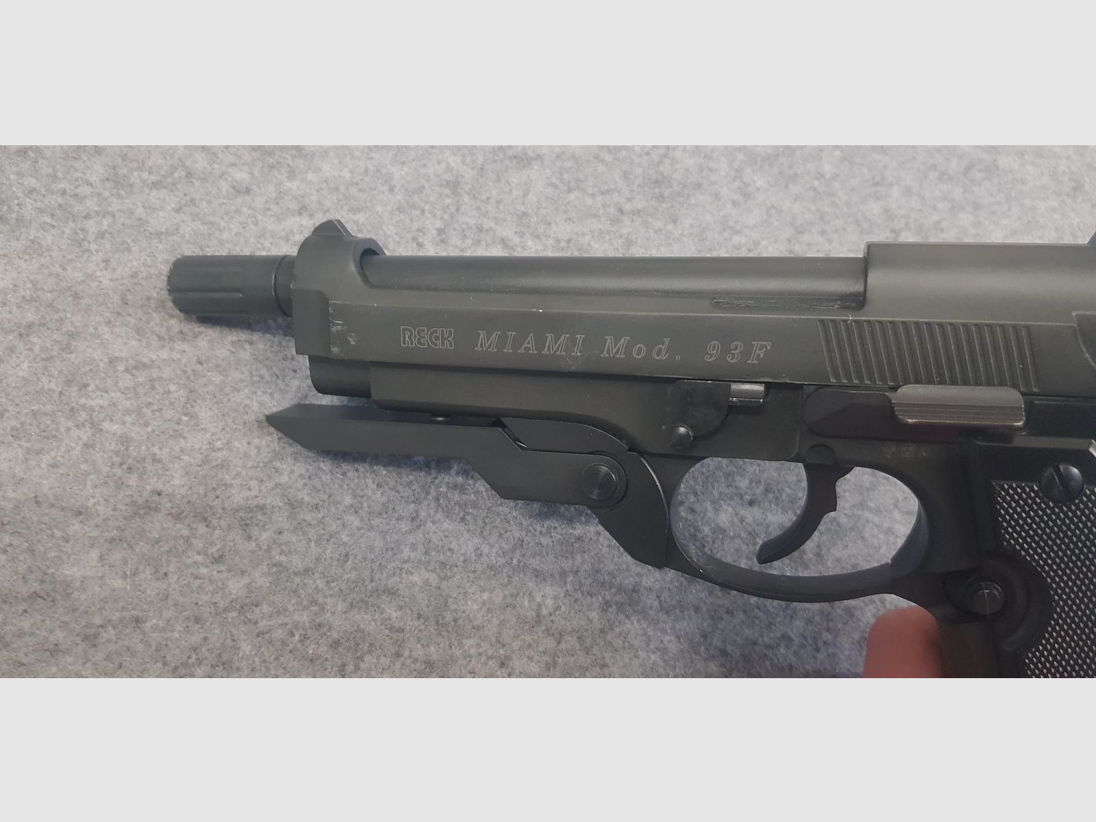 Sehr seltene SRS Schreckschuss Pistole  Reck Miami Mod. 93F 9mm PAK PTB 908 mit Frontgriff und langes Magazin 93 92 F