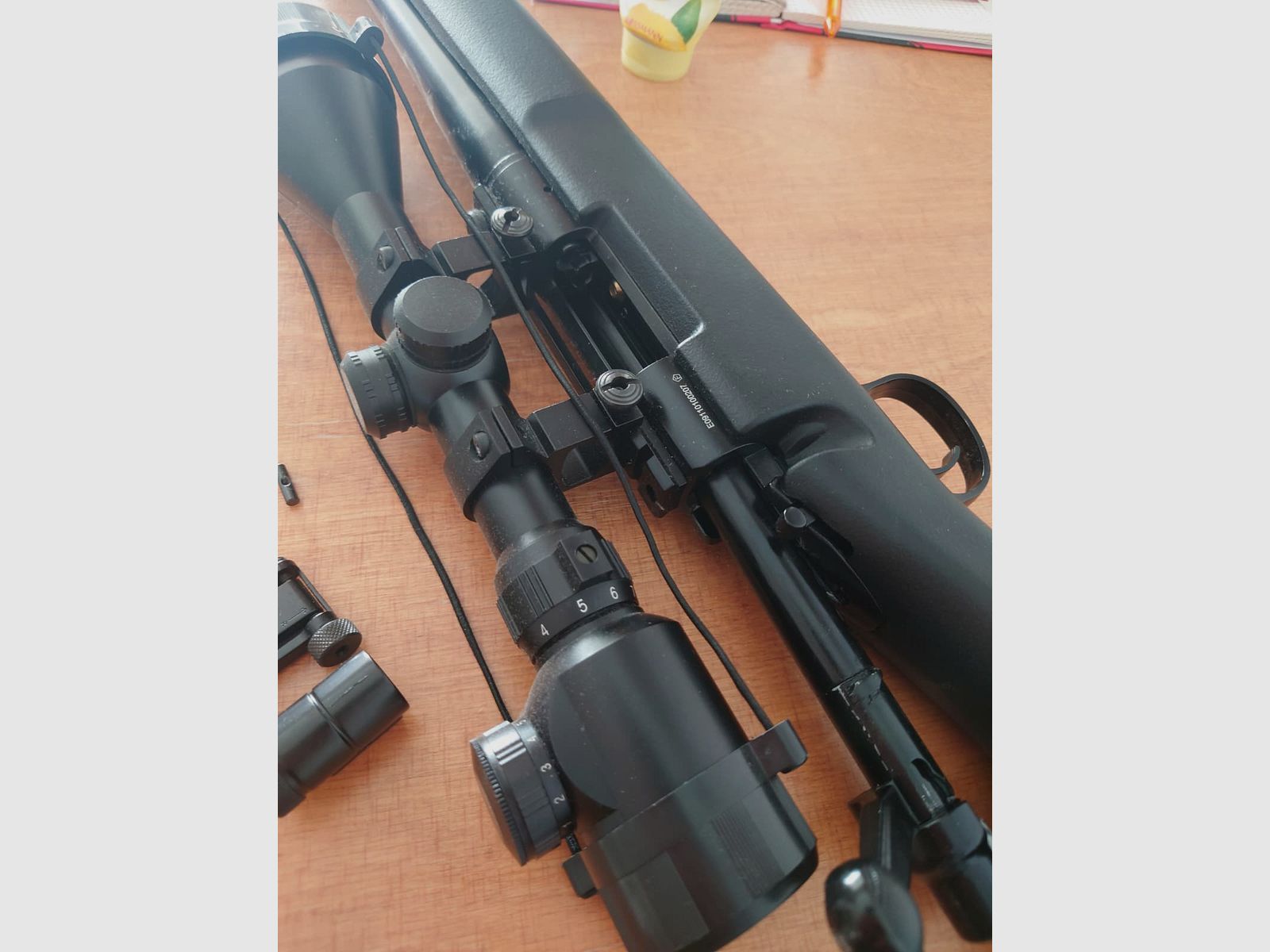 KJ Works M700 Police High Velocity Gas Bolt Action Gewehr 6mm BB schwarz (+MAX Tactical Zielfernrohr 3-9x50E beleuchtet mit Ringe für 22 mm Schiene)