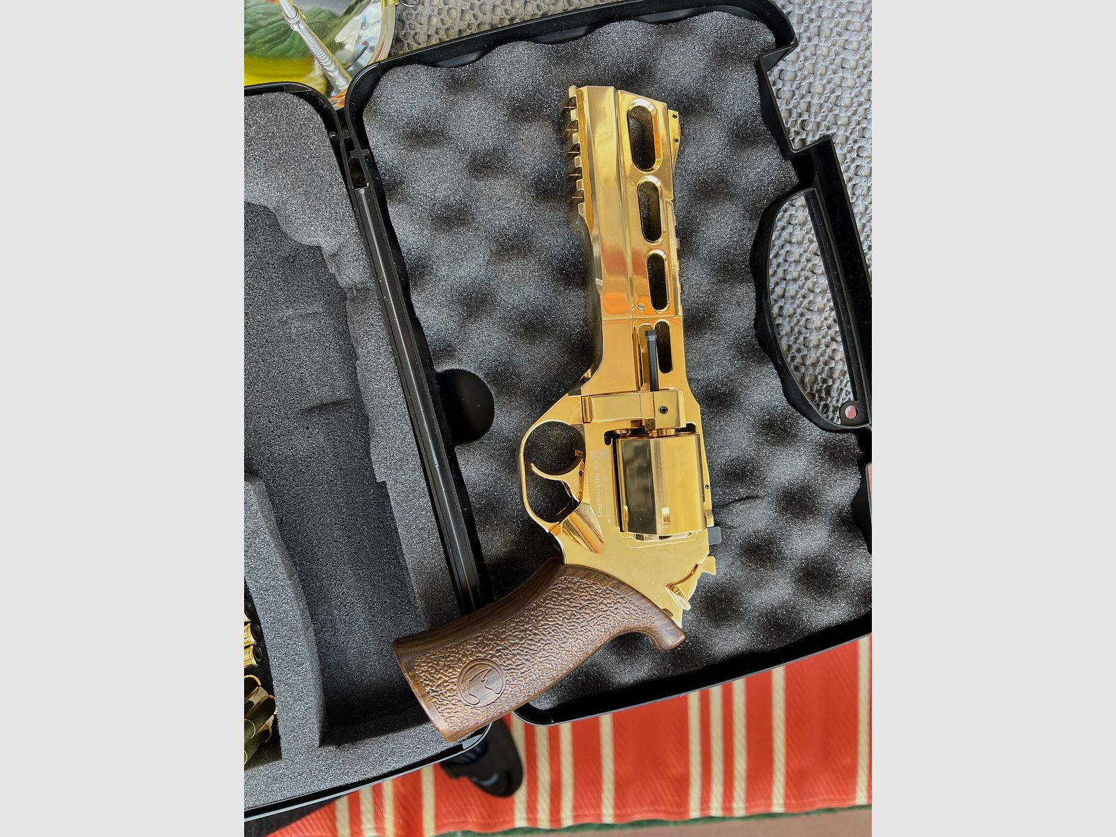 Revolver " CHIAPPA " von FireArms limitiert, 18 Karat Vergoldet