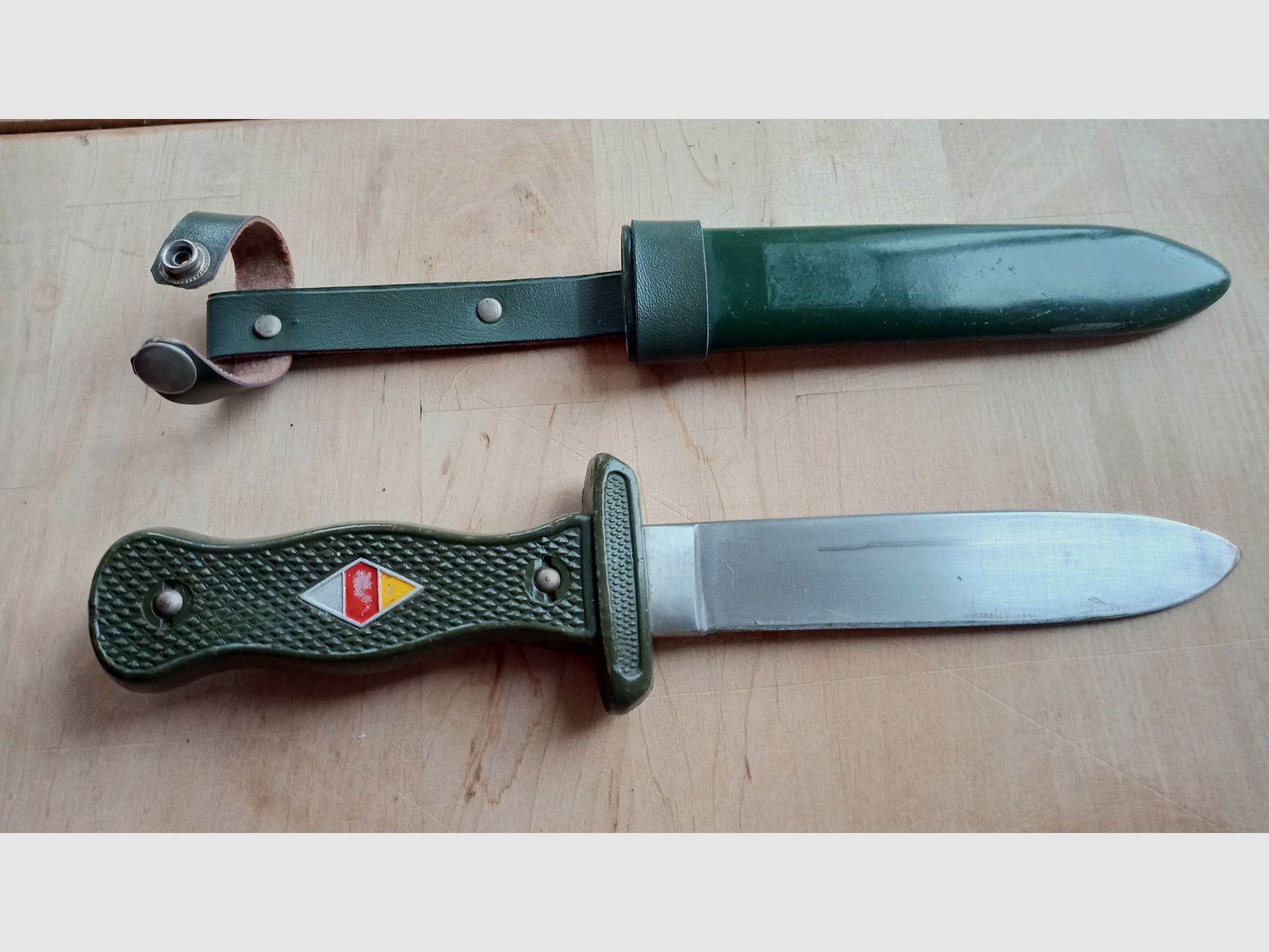 Original travel knife from Hubertus Solingen from the Cold War, based on the BW combat knife and visually inspired by the HJ travel knife.